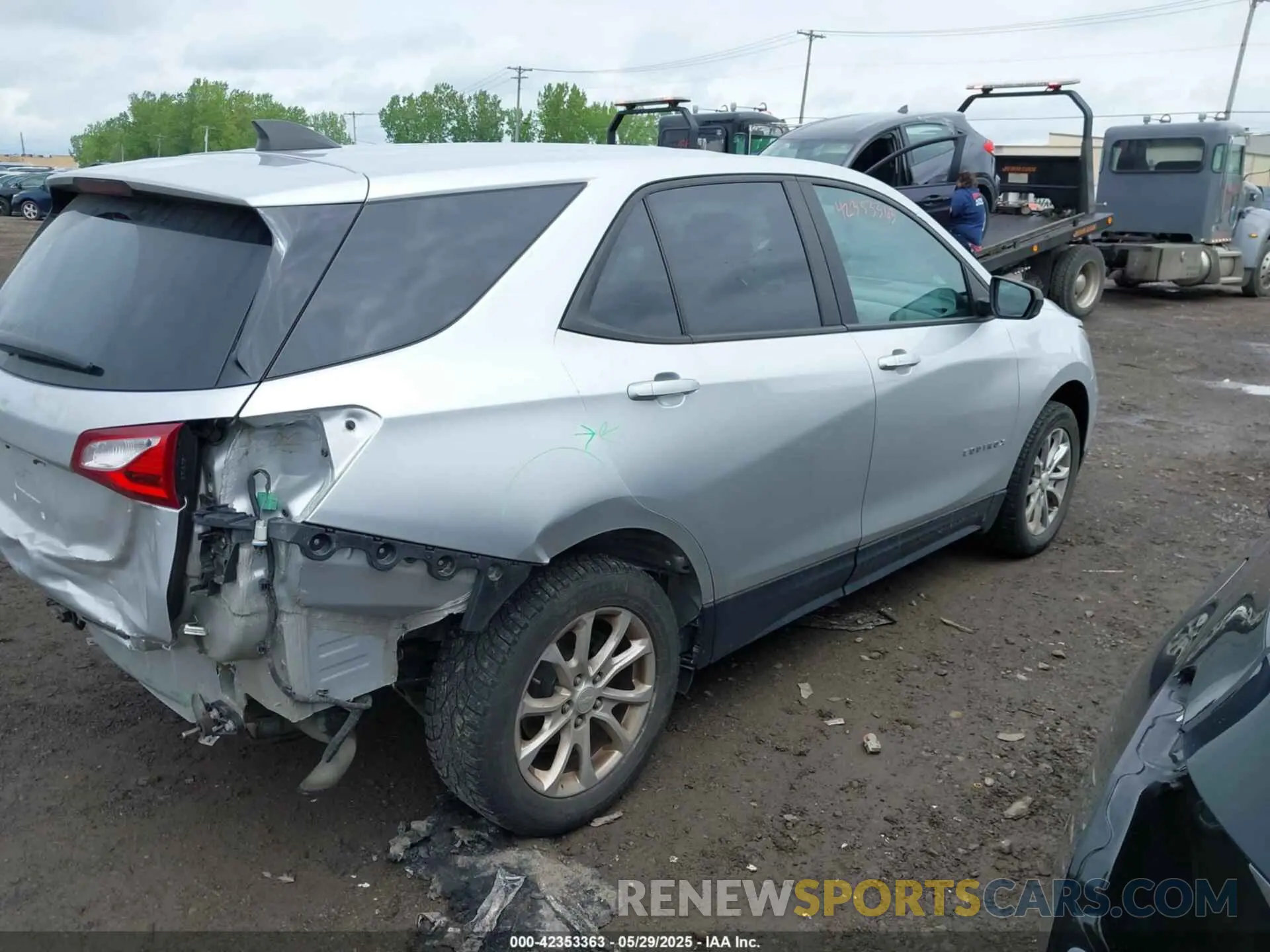 4 Photograph of a damaged car 3GNAXHEV7LS503600 CHEVROLET EQUINOX 2020