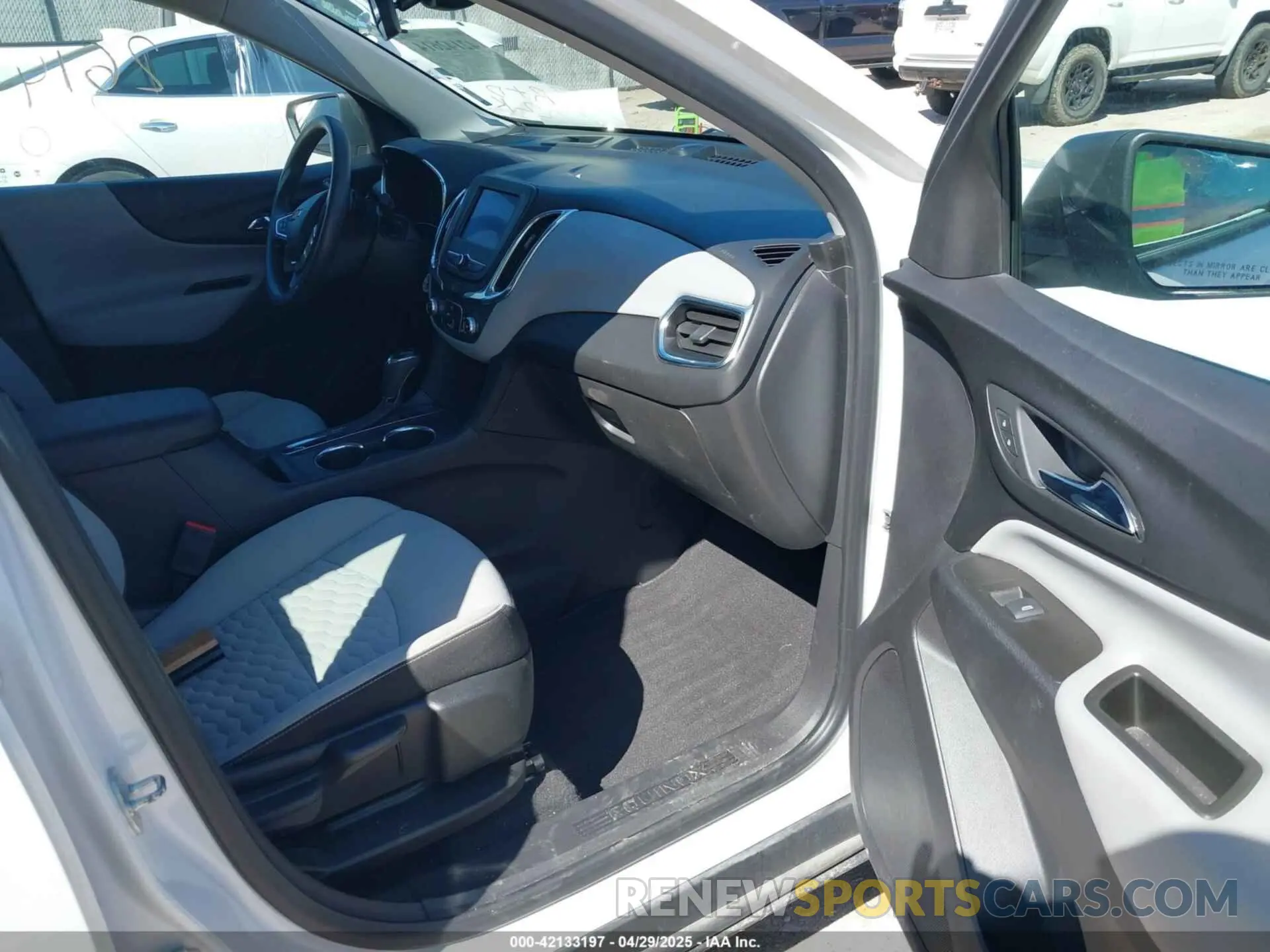 5 Photograph of a damaged car 3GNAXHEV7LS673732 CHEVROLET EQUINOX 2020