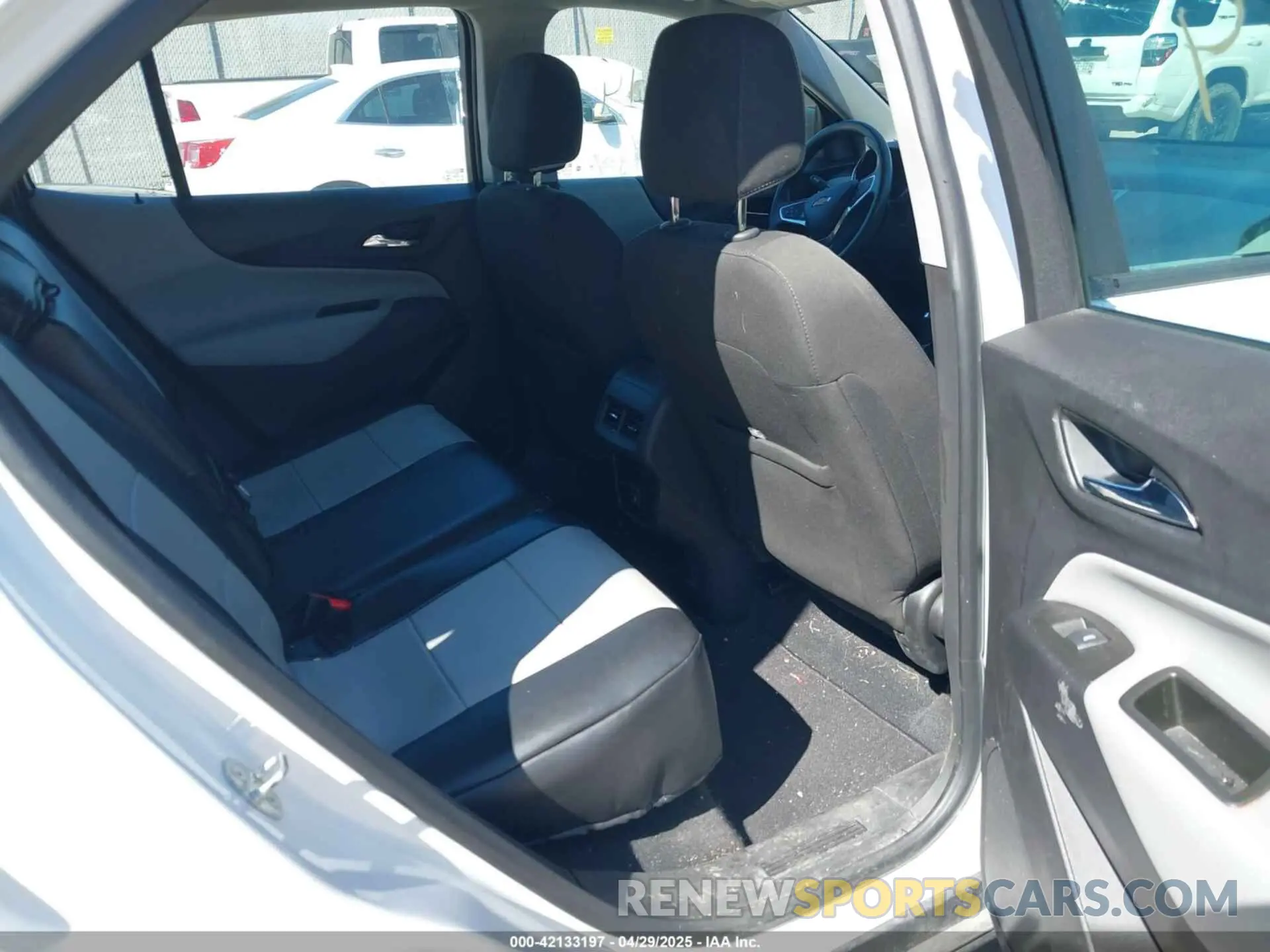 8 Photograph of a damaged car 3GNAXHEV7LS673732 CHEVROLET EQUINOX 2020