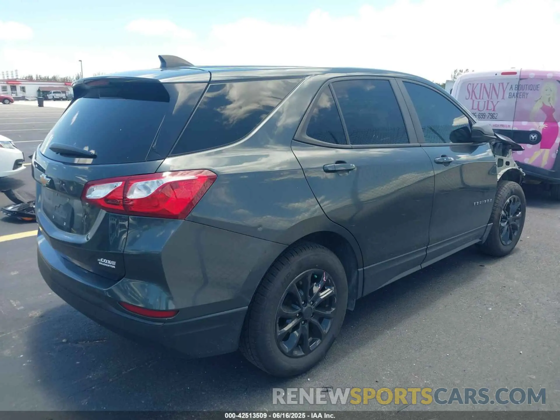 4 Photograph of a damaged car 3GNAXHEV8LS627987 CHEVROLET EQUINOX 2020