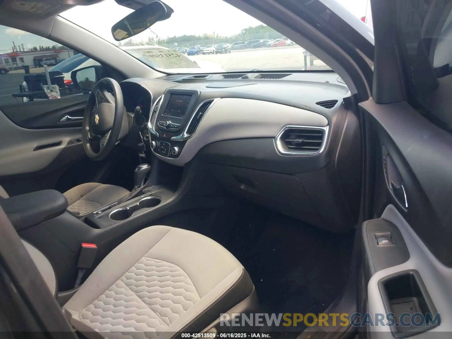 5 Photograph of a damaged car 3GNAXHEV8LS627987 CHEVROLET EQUINOX 2020