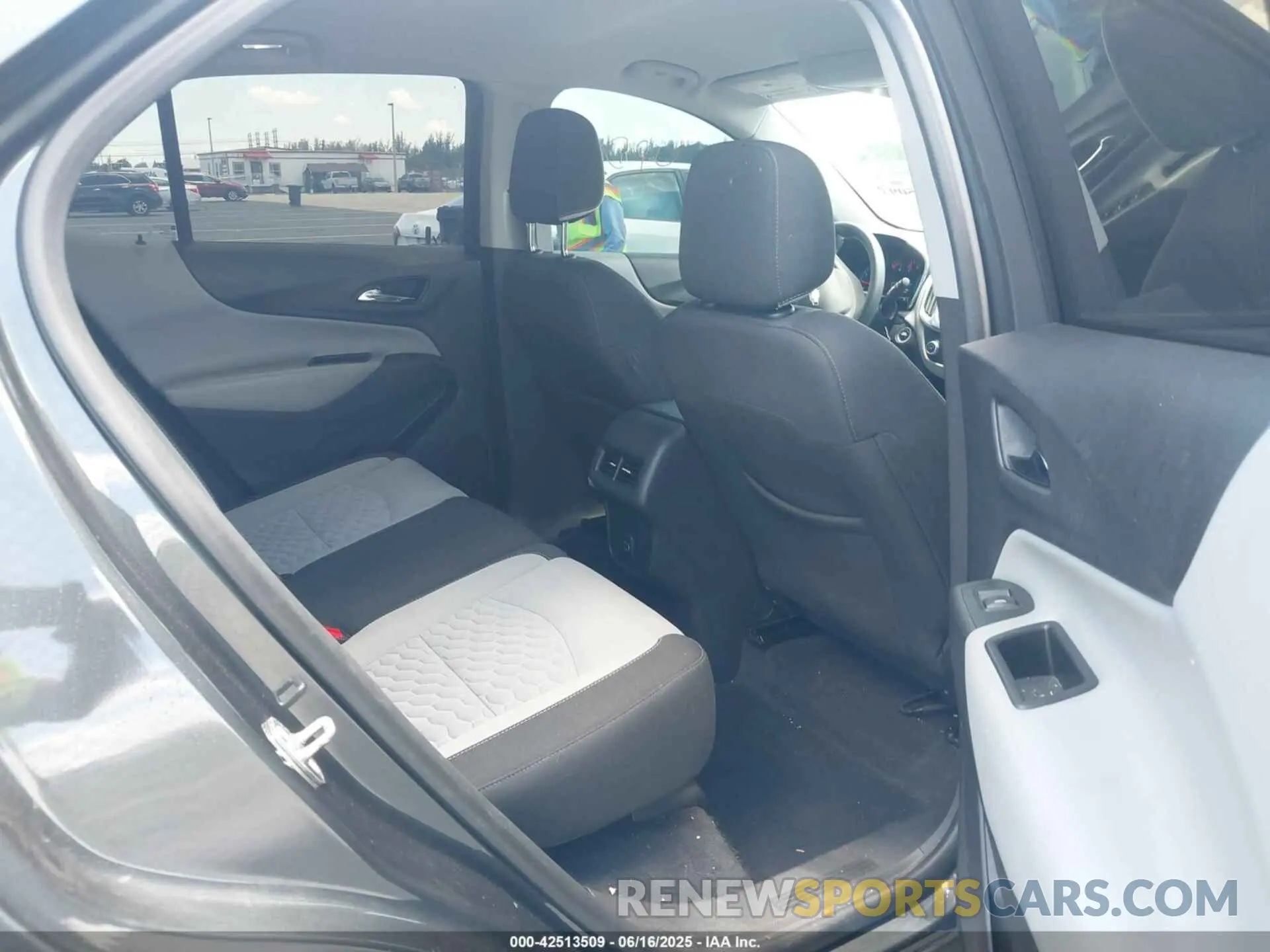 8 Photograph of a damaged car 3GNAXHEV8LS627987 CHEVROLET EQUINOX 2020
