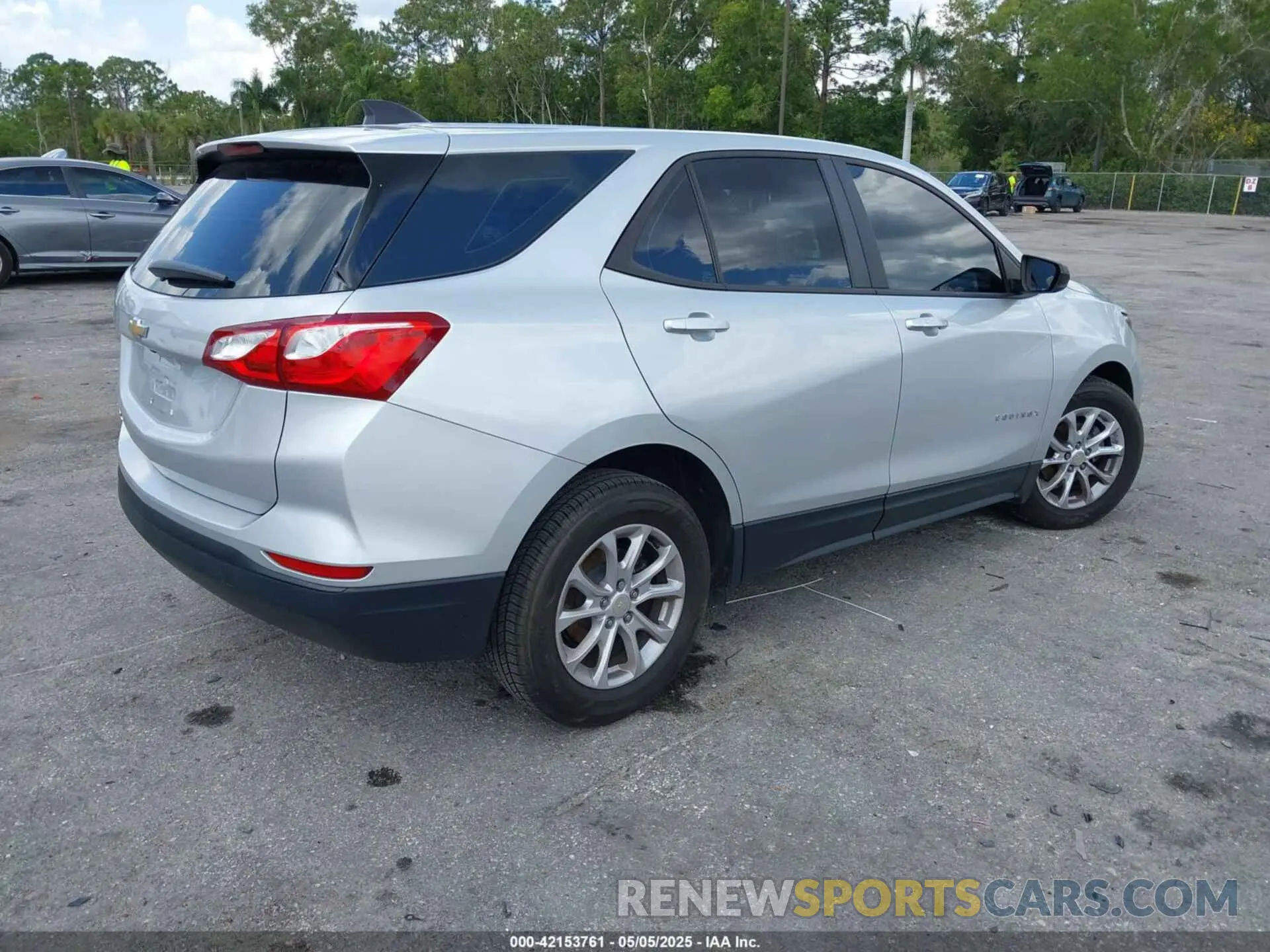 4 Photograph of a damaged car 3GNAXHEV8LS696940 CHEVROLET EQUINOX 2020