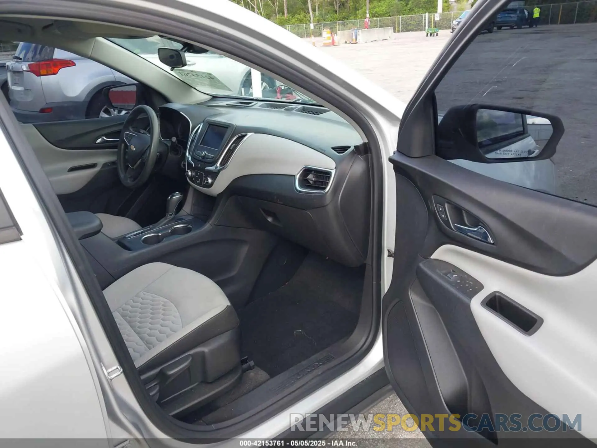 5 Photograph of a damaged car 3GNAXHEV8LS696940 CHEVROLET EQUINOX 2020
