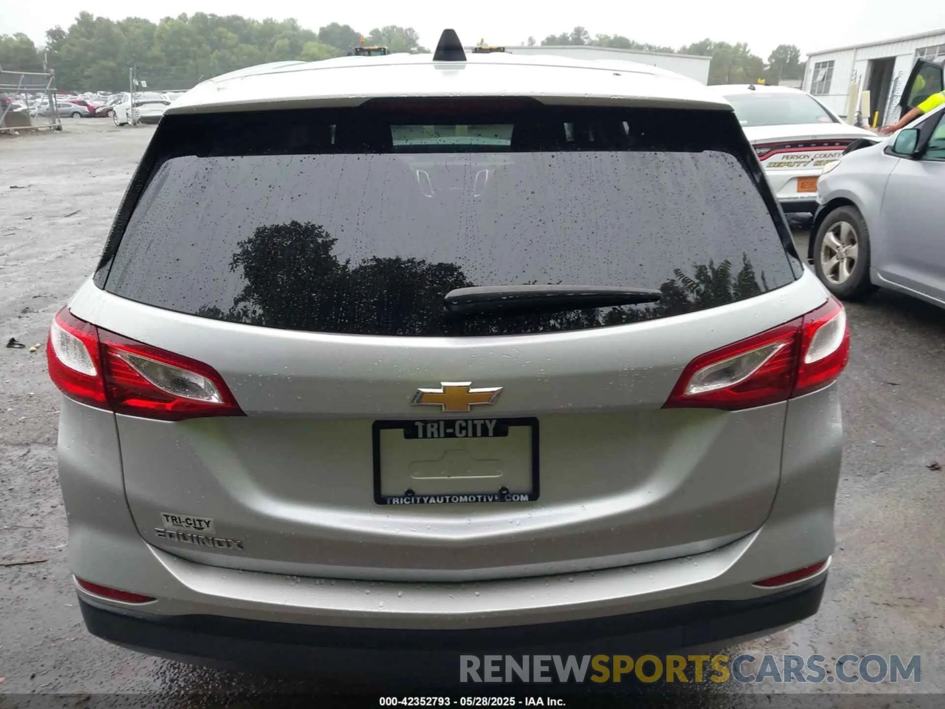16 Photograph of a damaged car 3GNAXHEV8LS703353 CHEVROLET EQUINOX 2020