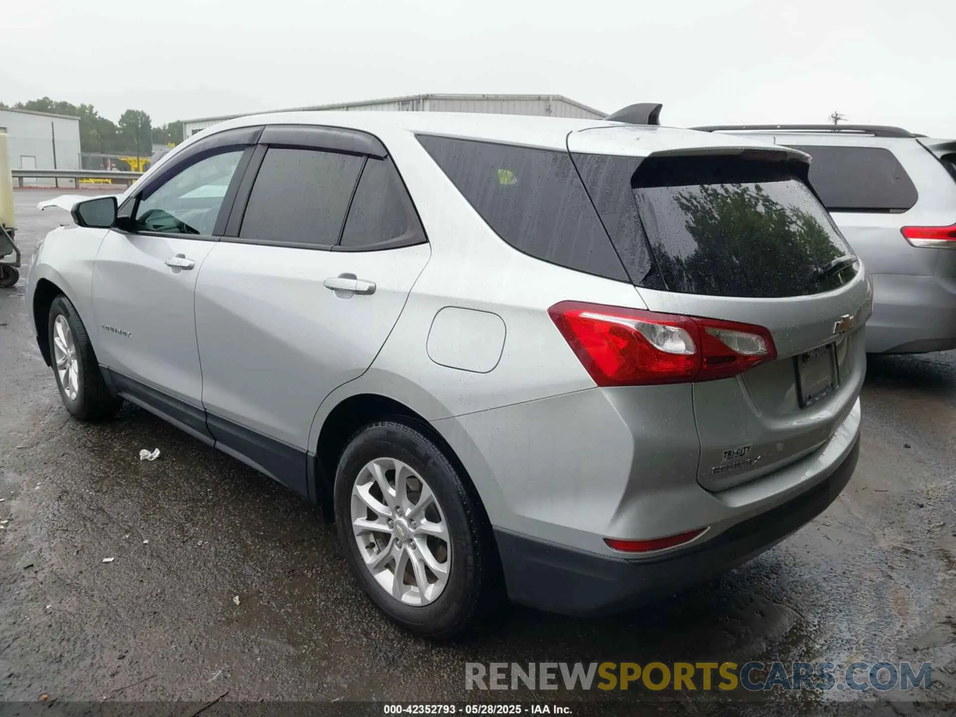 3 Photograph of a damaged car 3GNAXHEV8LS703353 CHEVROLET EQUINOX 2020