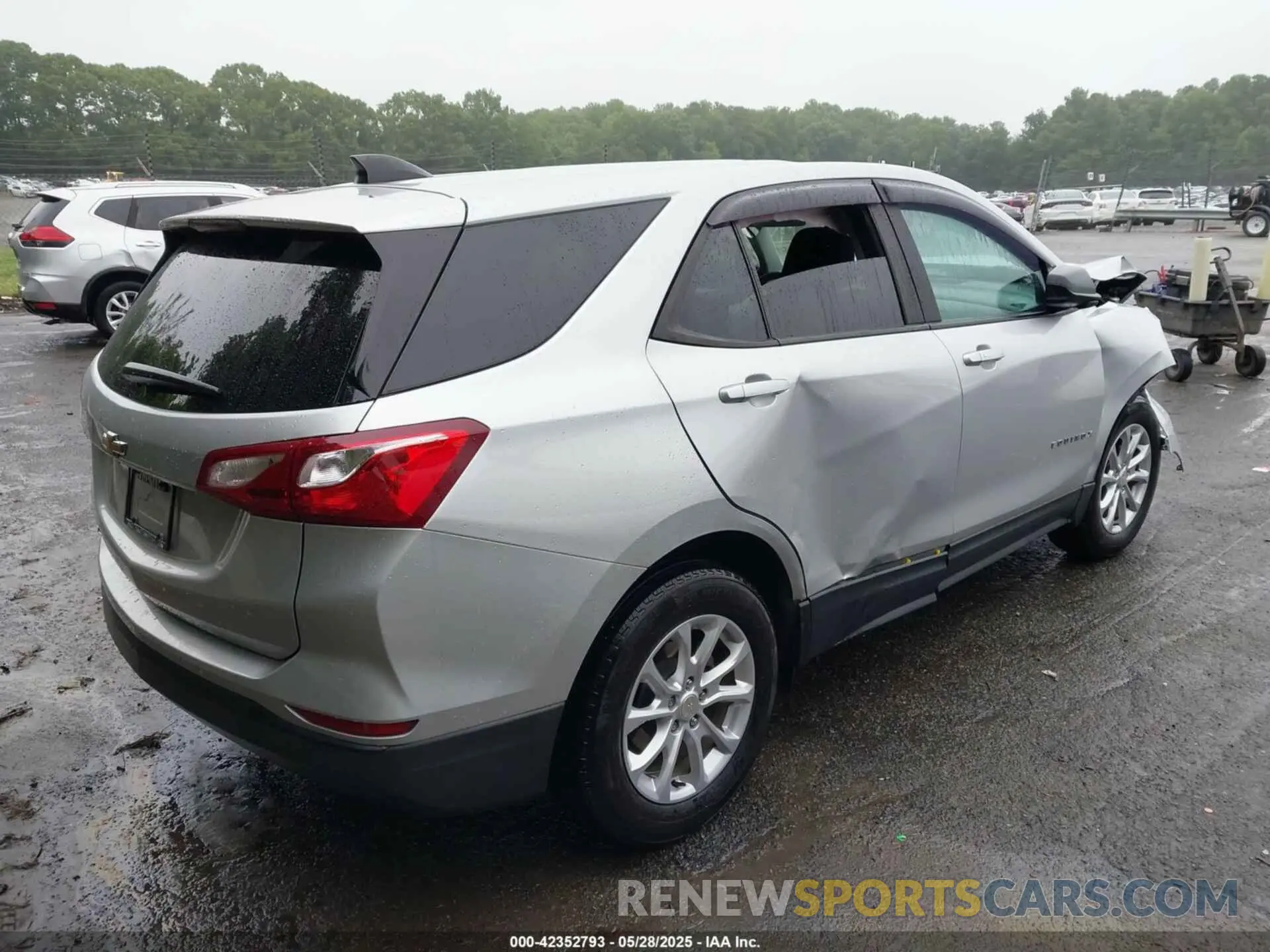 4 Photograph of a damaged car 3GNAXHEV8LS703353 CHEVROLET EQUINOX 2020