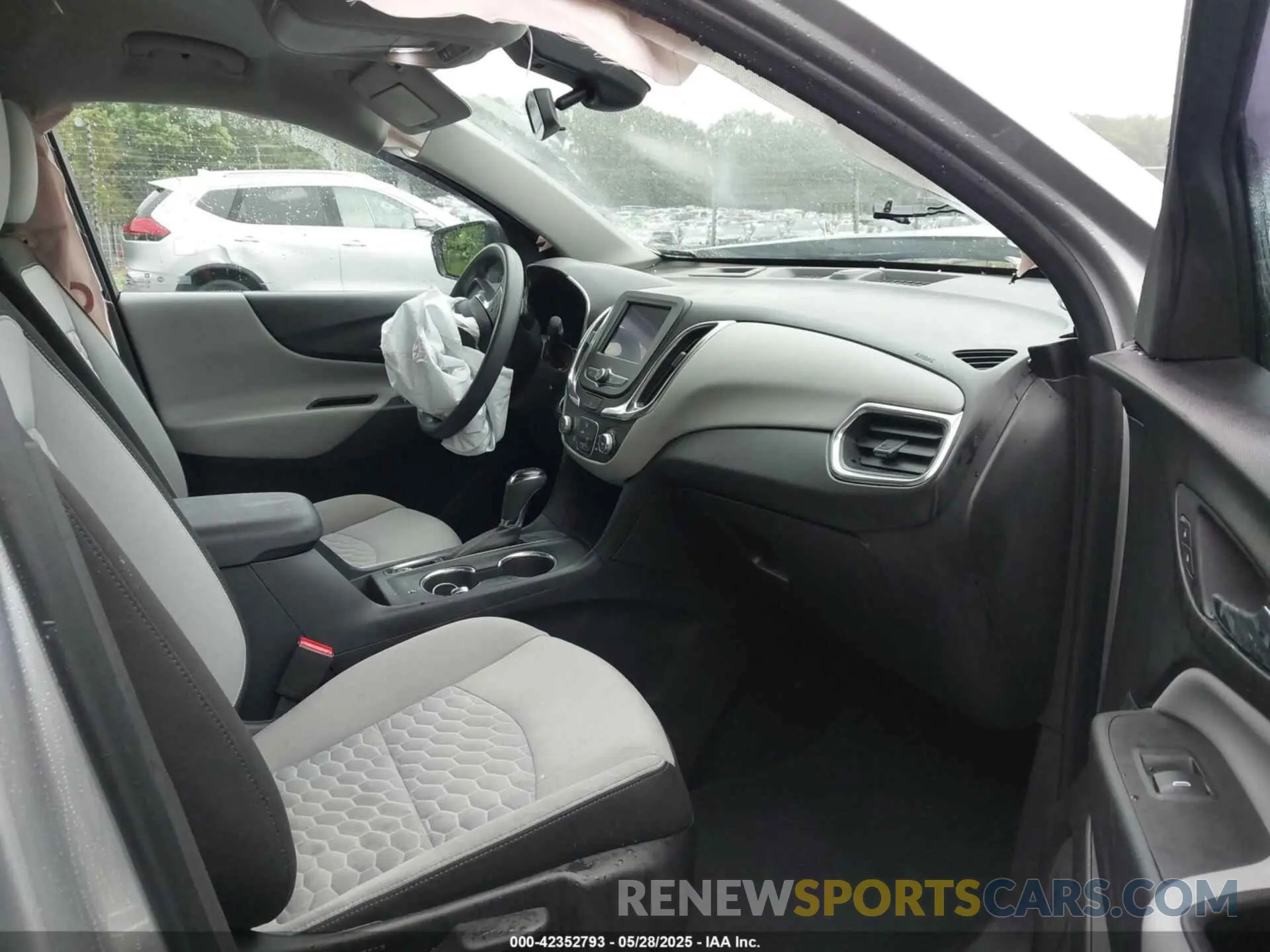 5 Photograph of a damaged car 3GNAXHEV8LS703353 CHEVROLET EQUINOX 2020