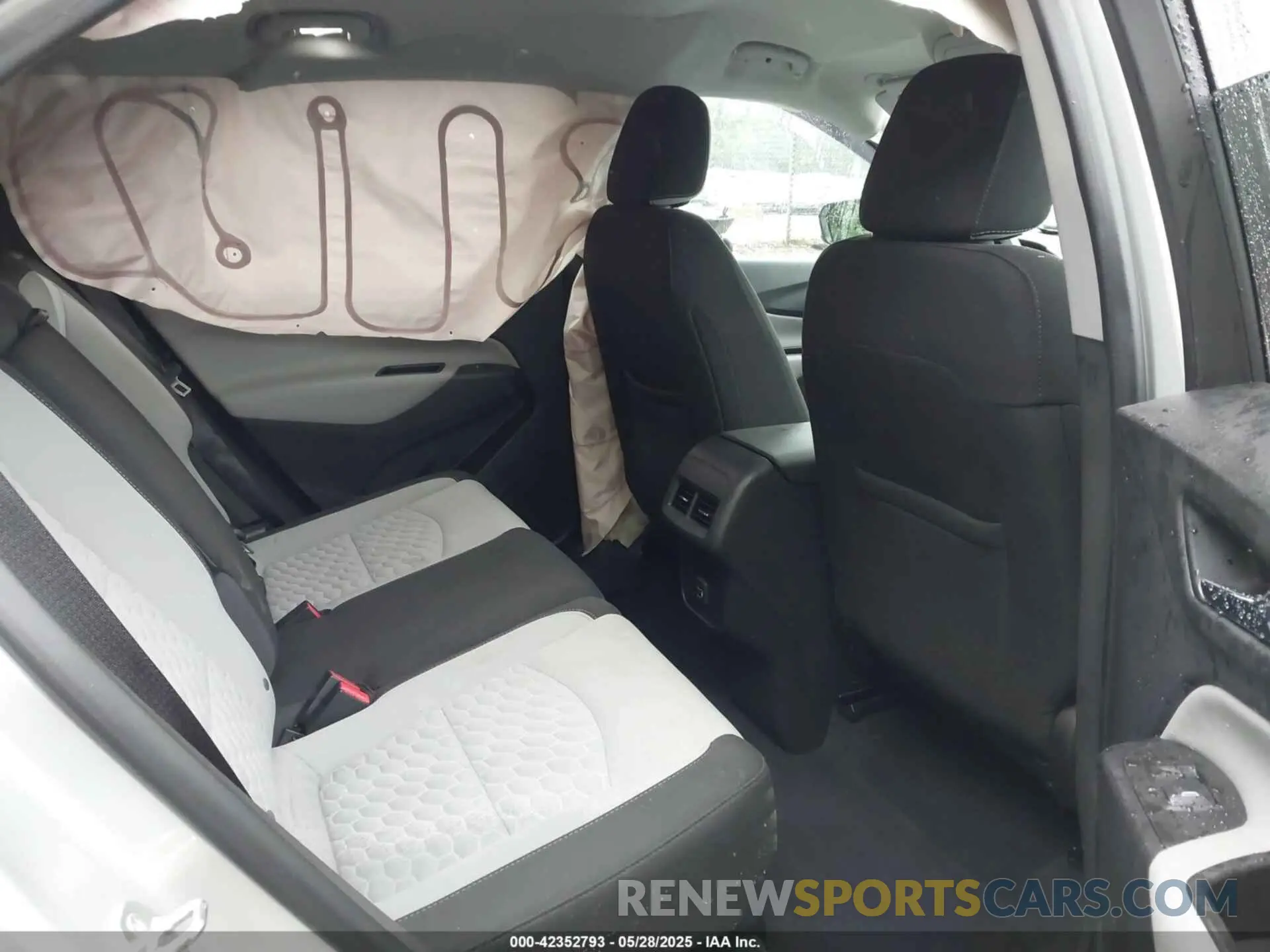 8 Photograph of a damaged car 3GNAXHEV8LS703353 CHEVROLET EQUINOX 2020