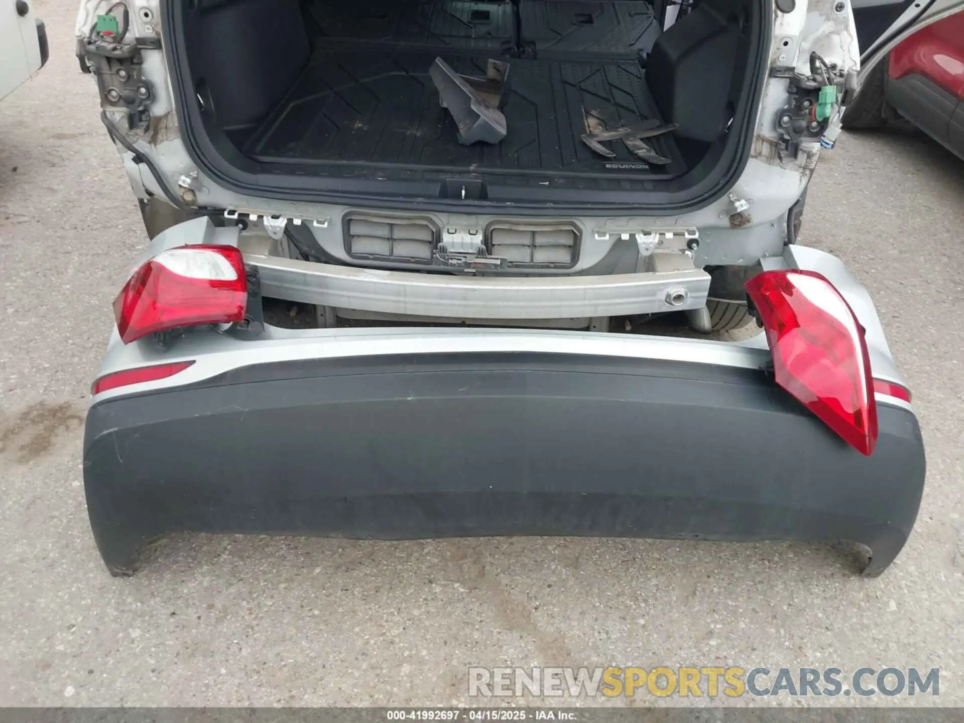 18 Photograph of a damaged car 3GNAXHEV9LS705998 CHEVROLET EQUINOX 2020
