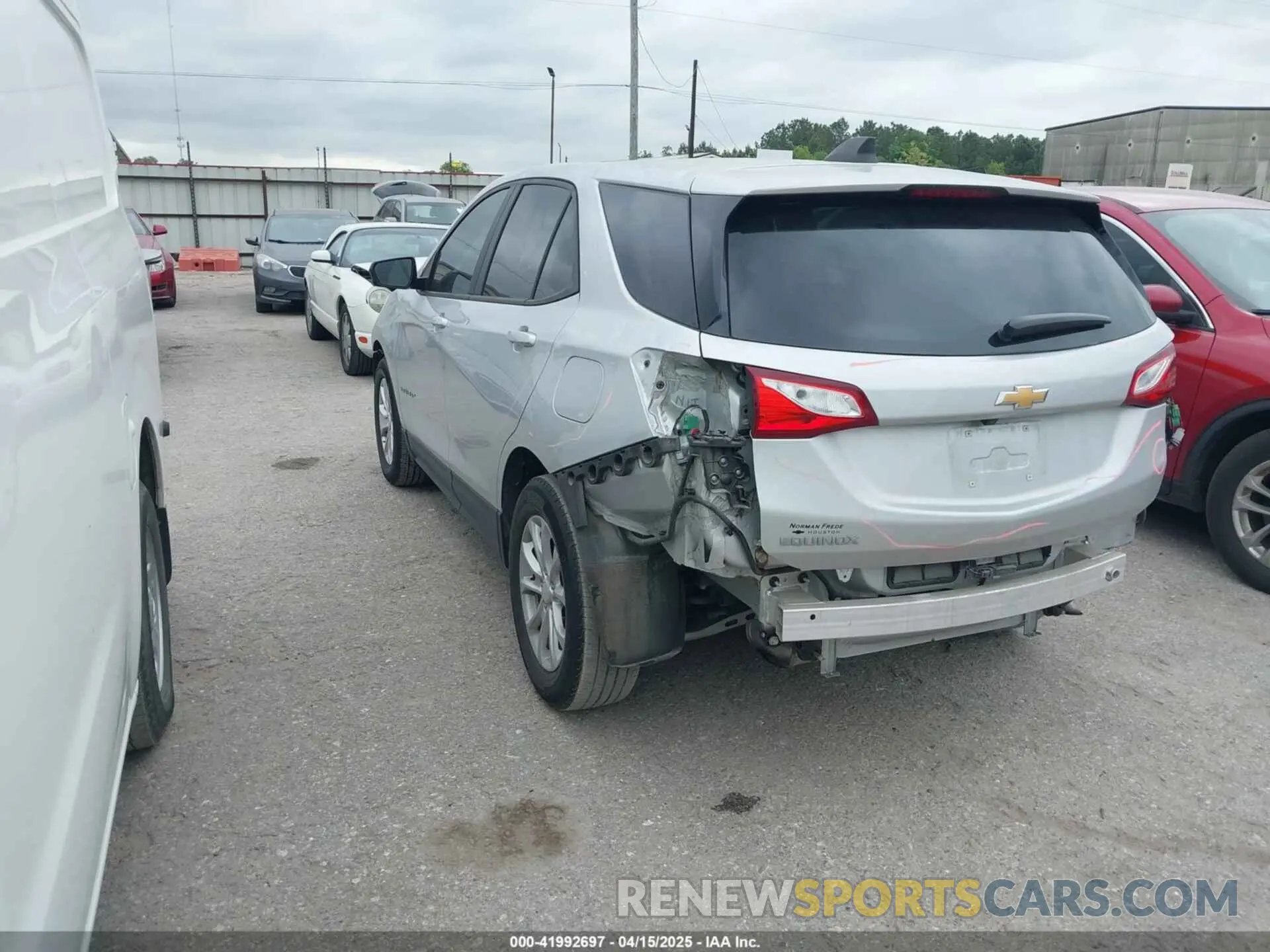 3 Photograph of a damaged car 3GNAXHEV9LS705998 CHEVROLET EQUINOX 2020
