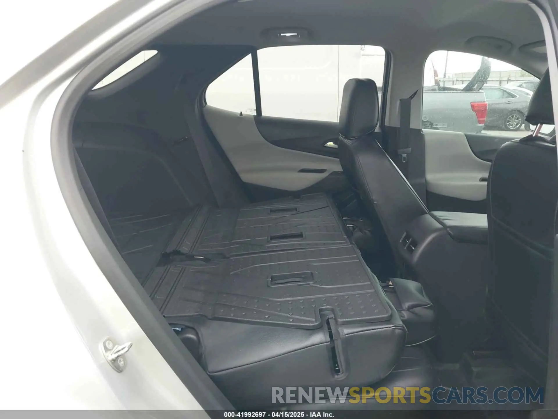 8 Photograph of a damaged car 3GNAXHEV9LS705998 CHEVROLET EQUINOX 2020
