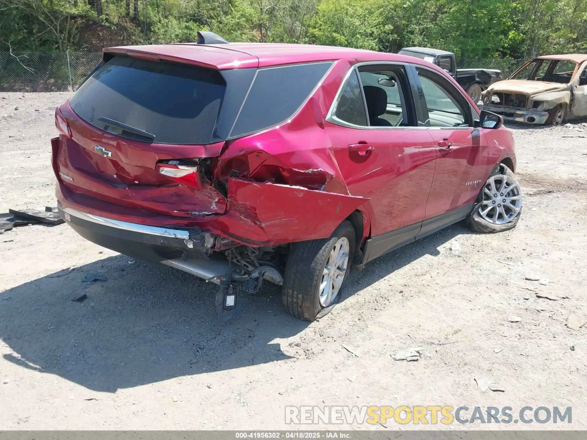4 Photograph of a damaged car 3GNAXJEV3LS637706 CHEVROLET EQUINOX 2020