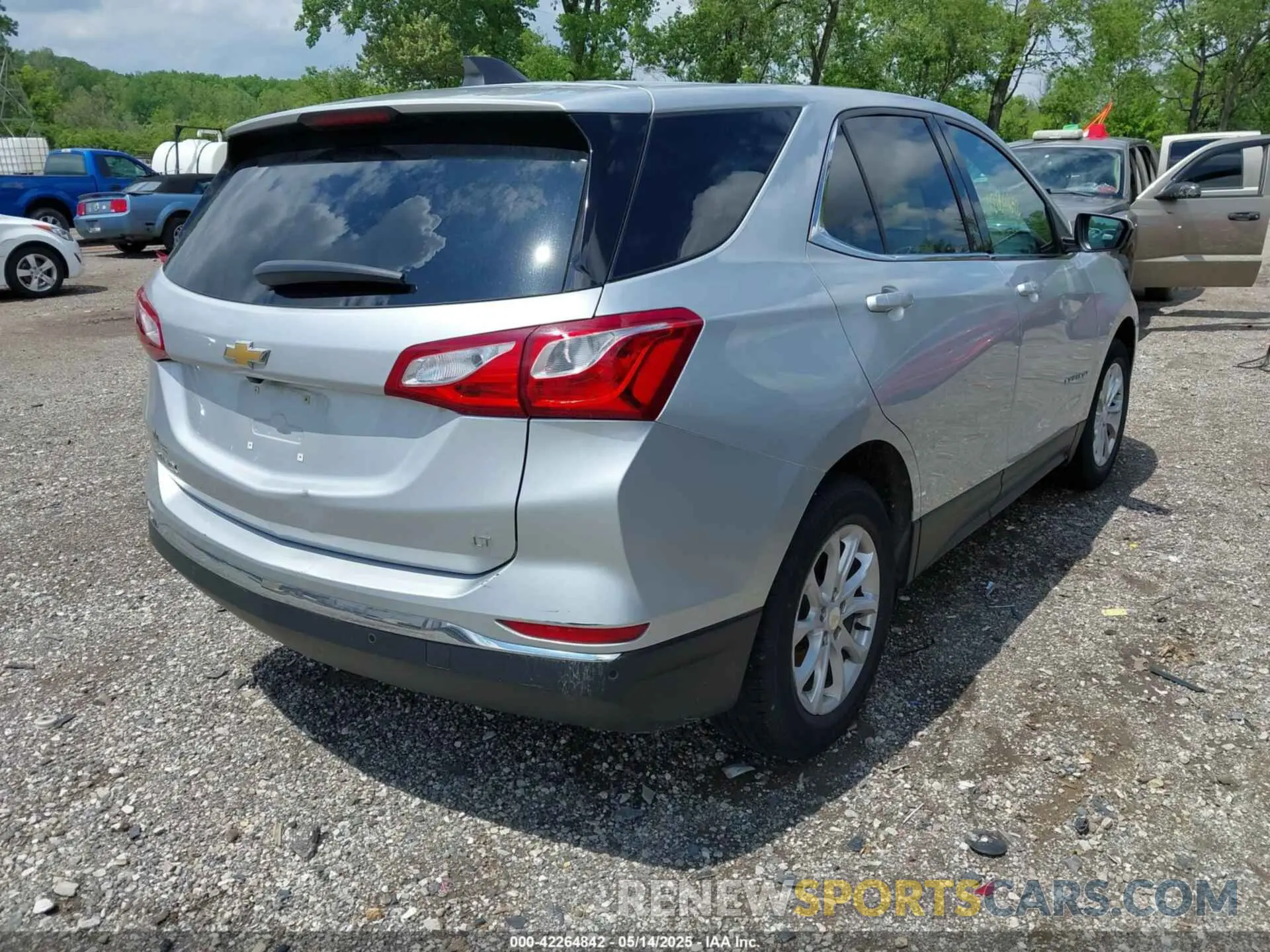 4 Photograph of a damaged car 3GNAXJEV3LS720987 CHEVROLET EQUINOX 2020