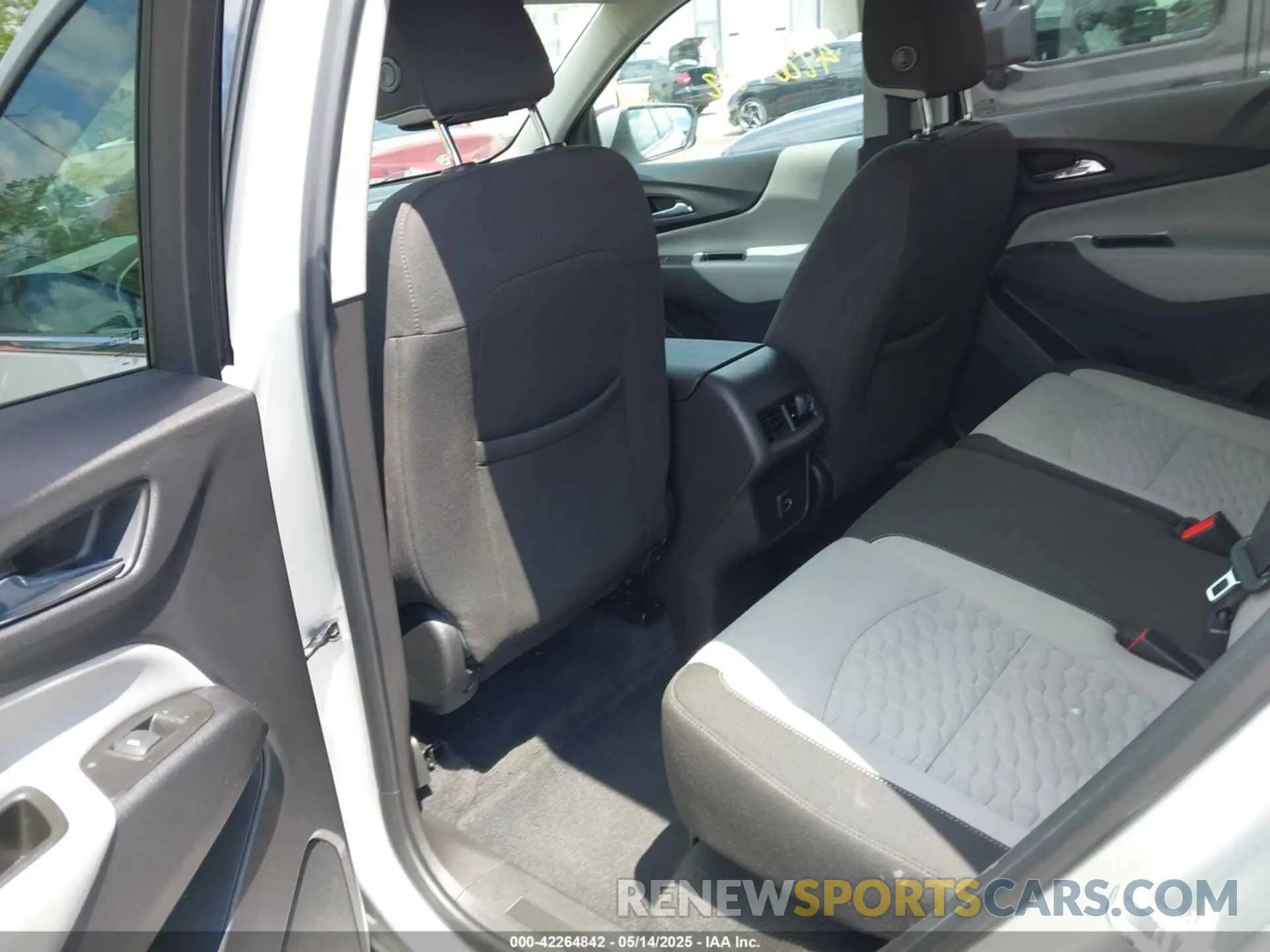 8 Photograph of a damaged car 3GNAXJEV3LS720987 CHEVROLET EQUINOX 2020