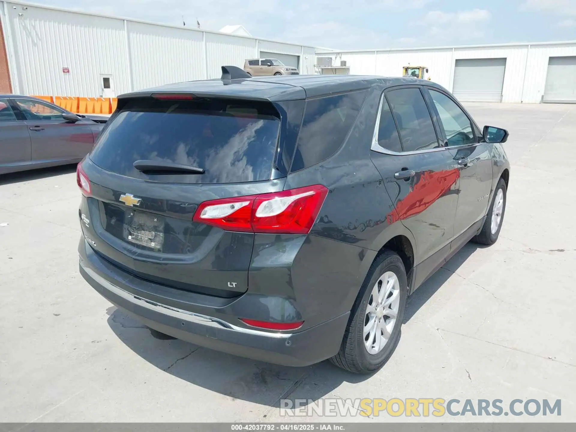 4 Photograph of a damaged car 3GNAXJEV5LS574687 CHEVROLET EQUINOX 2020