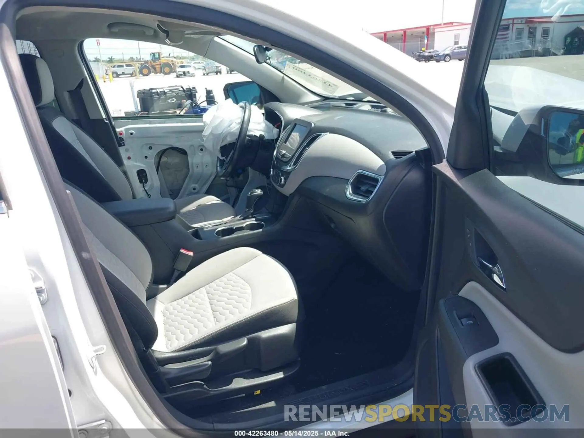5 Photograph of a damaged car 3GNAXKEV0LS650936 CHEVROLET EQUINOX 2020