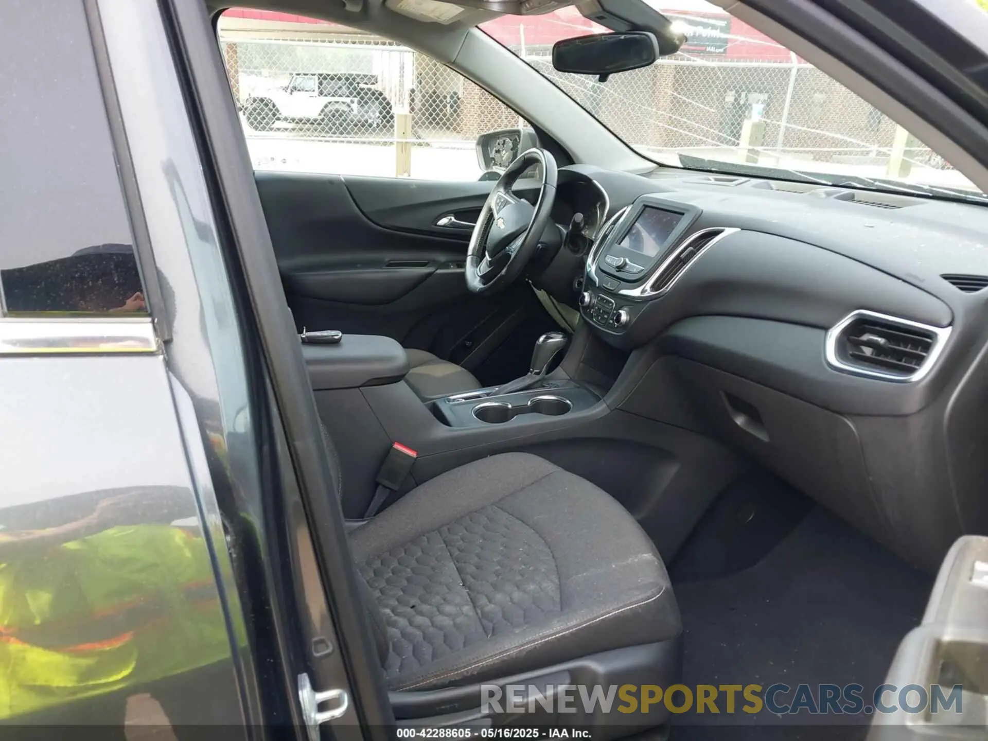 5 Photograph of a damaged car 3GNAXKEV1LL259871 CHEVROLET EQUINOX 2020