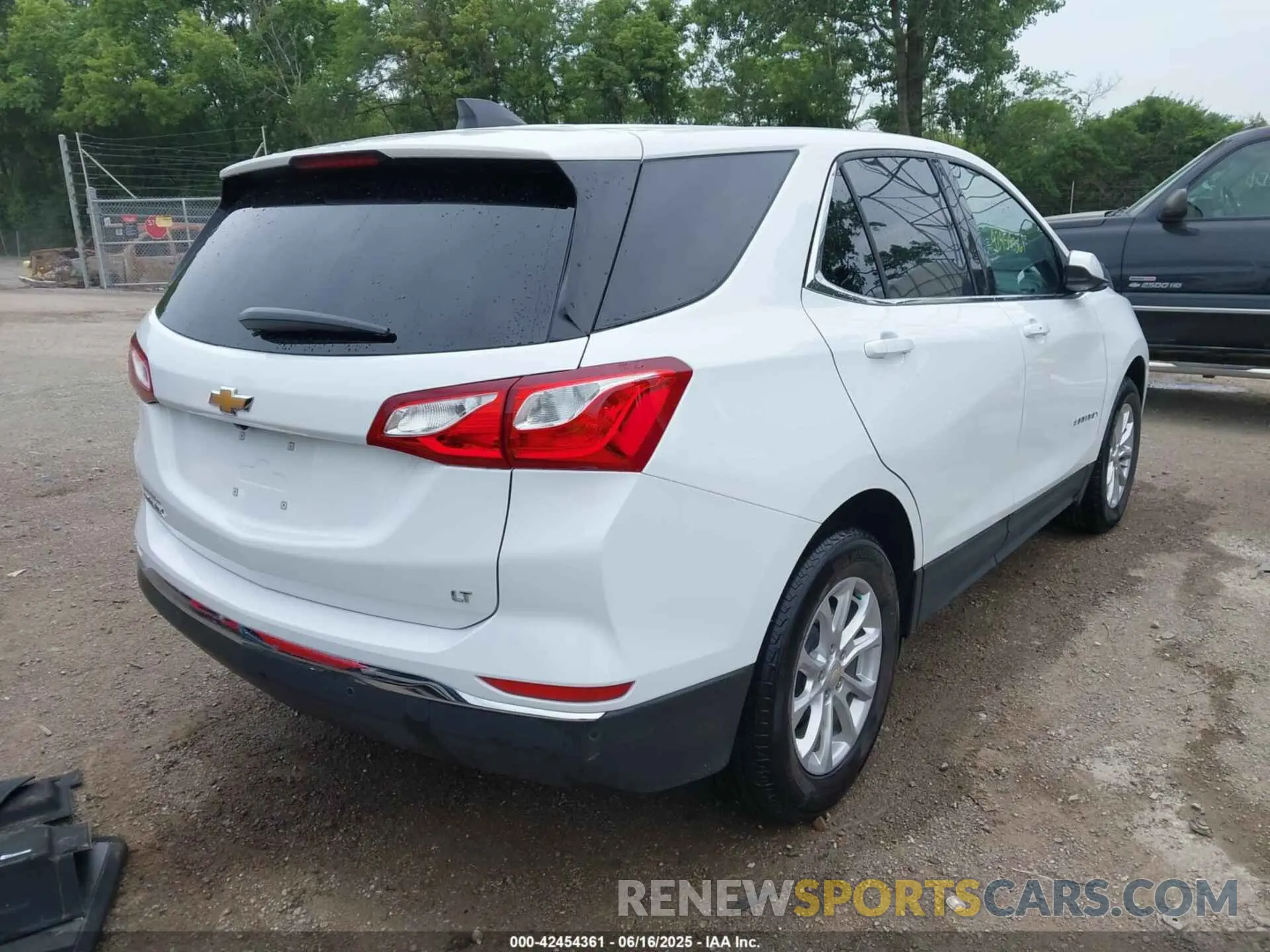 4 Photograph of a damaged car 3GNAXKEV1LS687350 CHEVROLET EQUINOX 2020