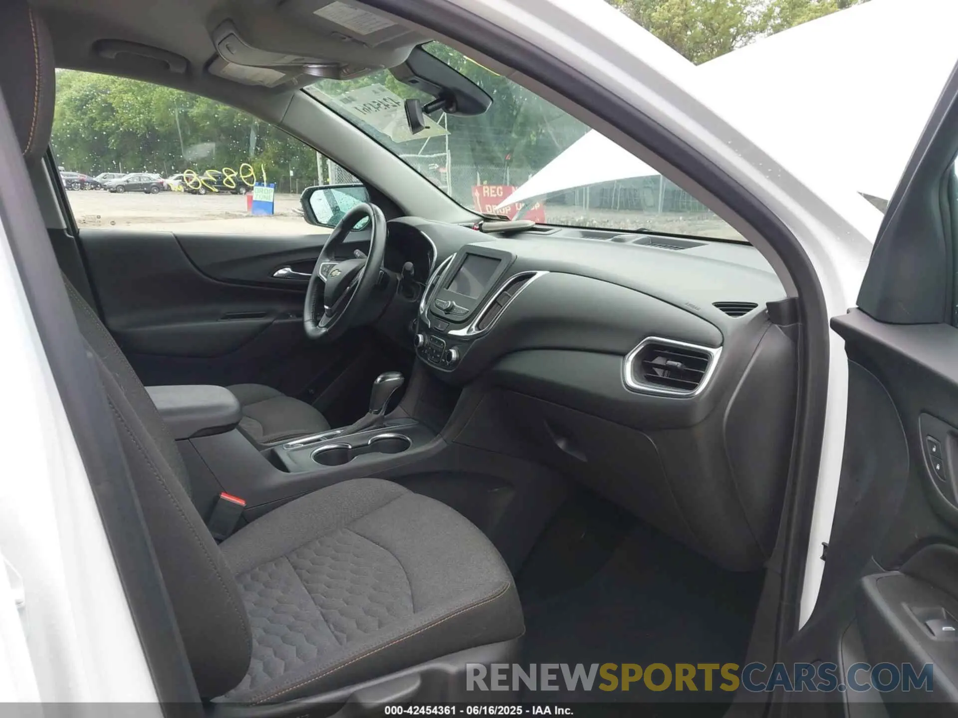 5 Photograph of a damaged car 3GNAXKEV1LS687350 CHEVROLET EQUINOX 2020