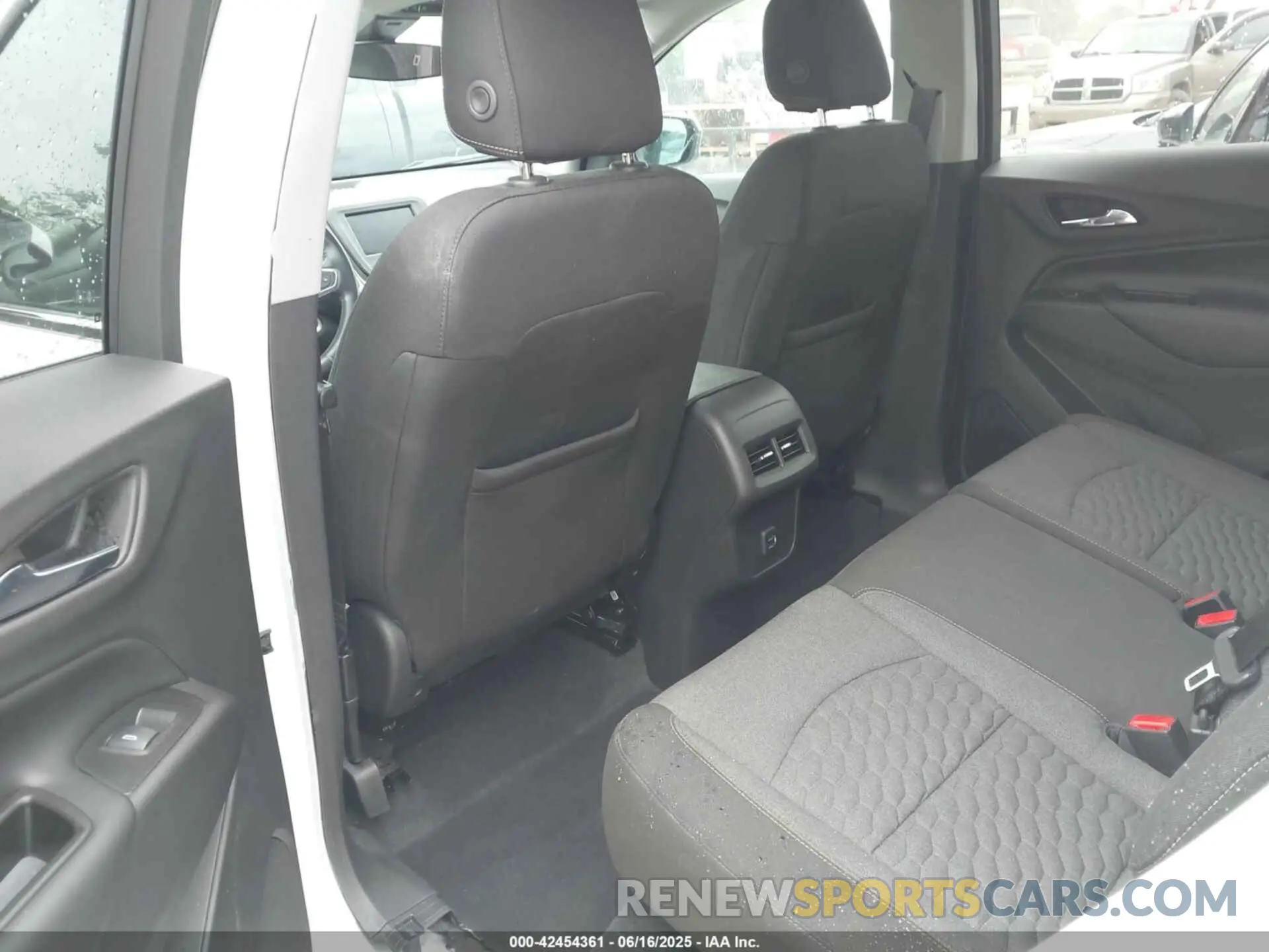 8 Photograph of a damaged car 3GNAXKEV1LS687350 CHEVROLET EQUINOX 2020