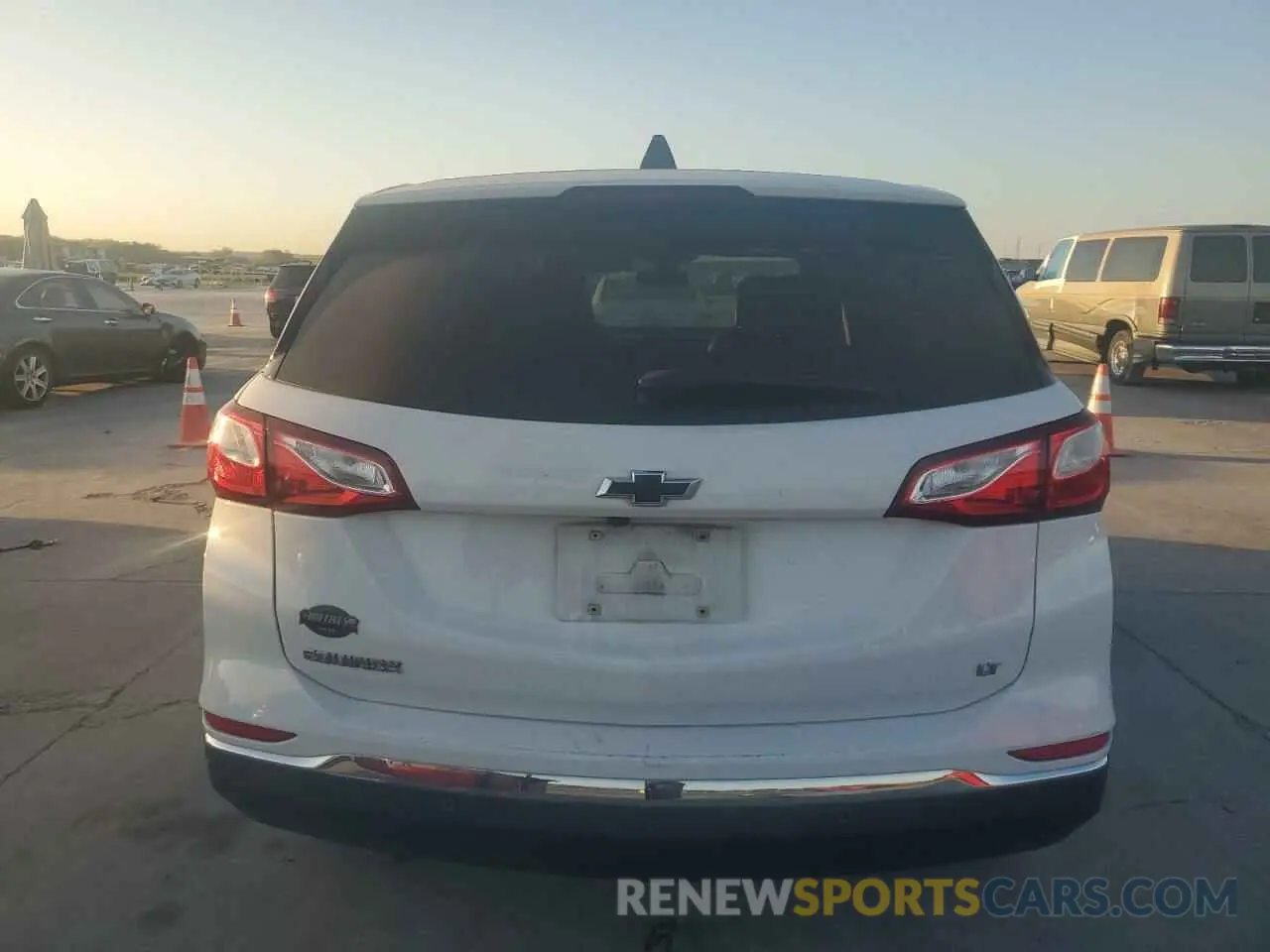 6 Photograph of a damaged car 3GNAXKEV3LS715584 CHEVROLET EQUINOX 2020