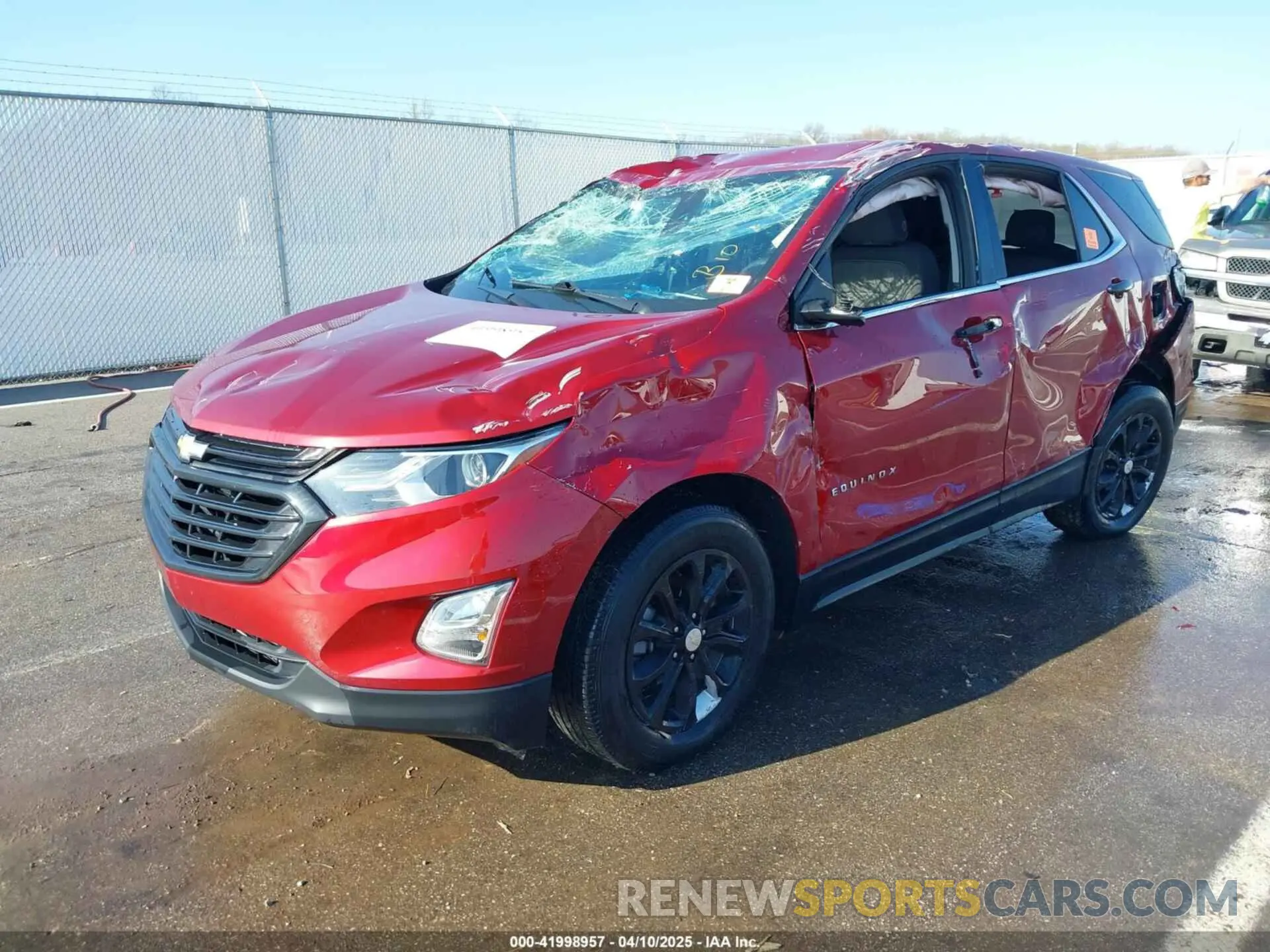 2 Photograph of a damaged car 3GNAXKEV4LS525826 CHEVROLET EQUINOX 2020