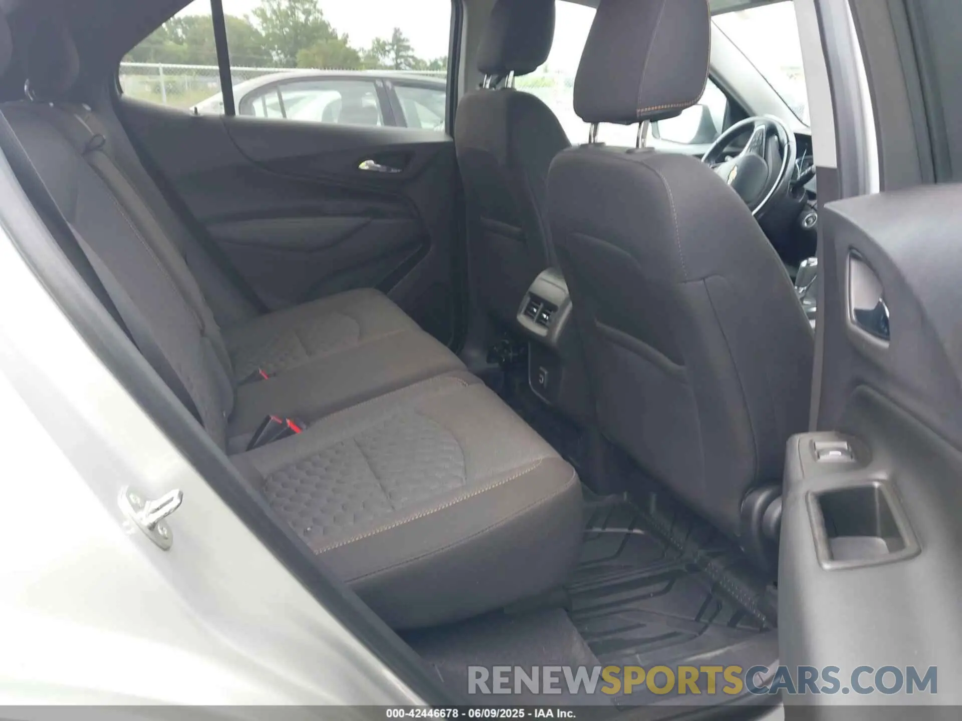 8 Photograph of a damaged car 3GNAXKEV4LS672096 CHEVROLET EQUINOX 2020