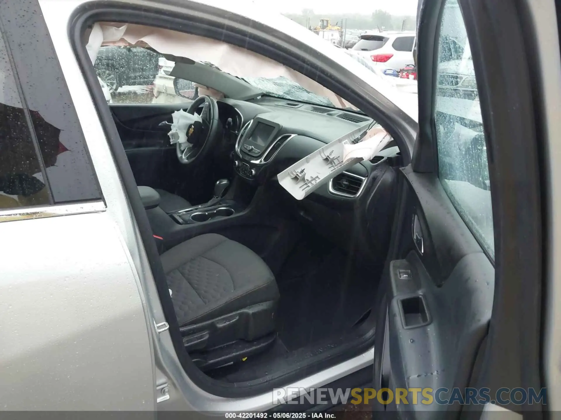 5 Photograph of a damaged car 3GNAXKEV4LS717487 CHEVROLET EQUINOX 2020