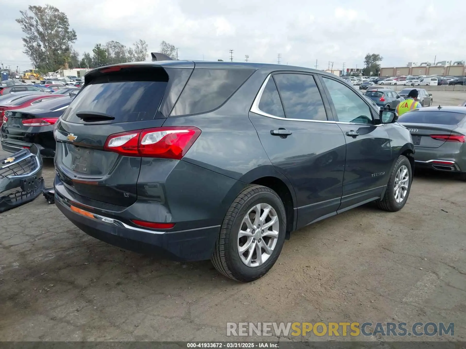 4 Photograph of a damaged car 3GNAXKEV5LS515063 CHEVROLET EQUINOX 2020