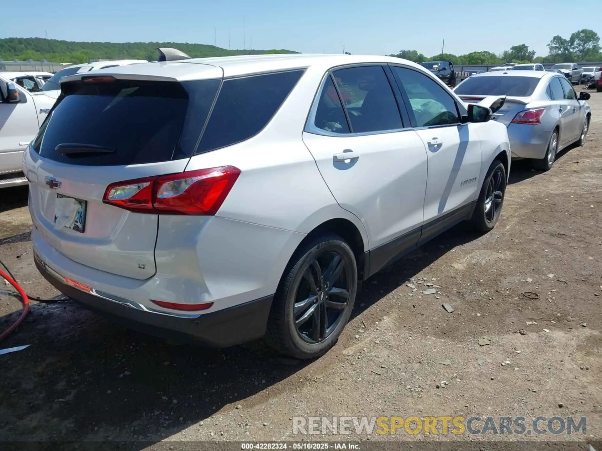 4 Photograph of a damaged car 3GNAXKEV5LS736582 CHEVROLET EQUINOX 2020