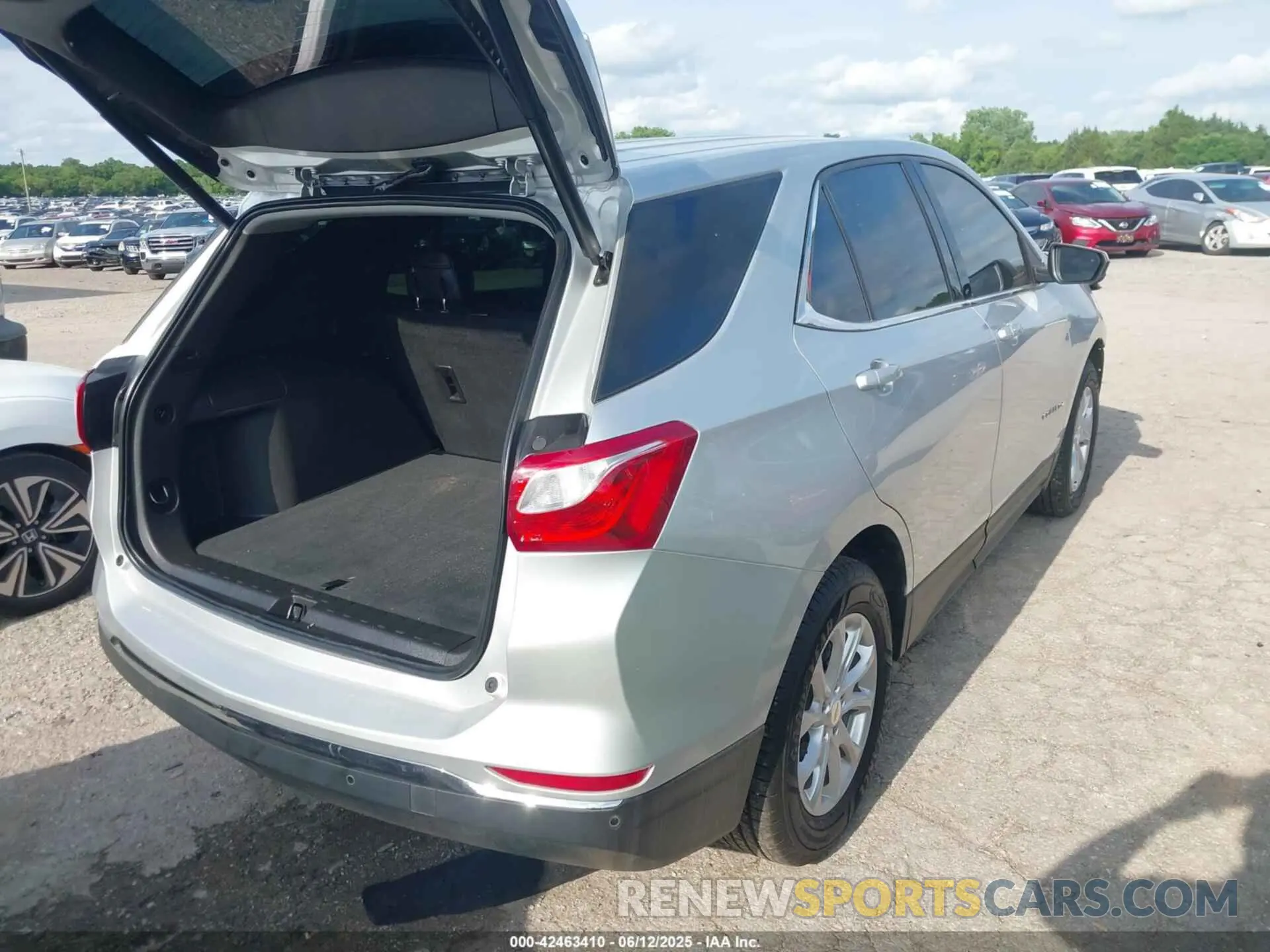 4 Photograph of a damaged car 3GNAXKEV6LS503049 CHEVROLET EQUINOX 2020