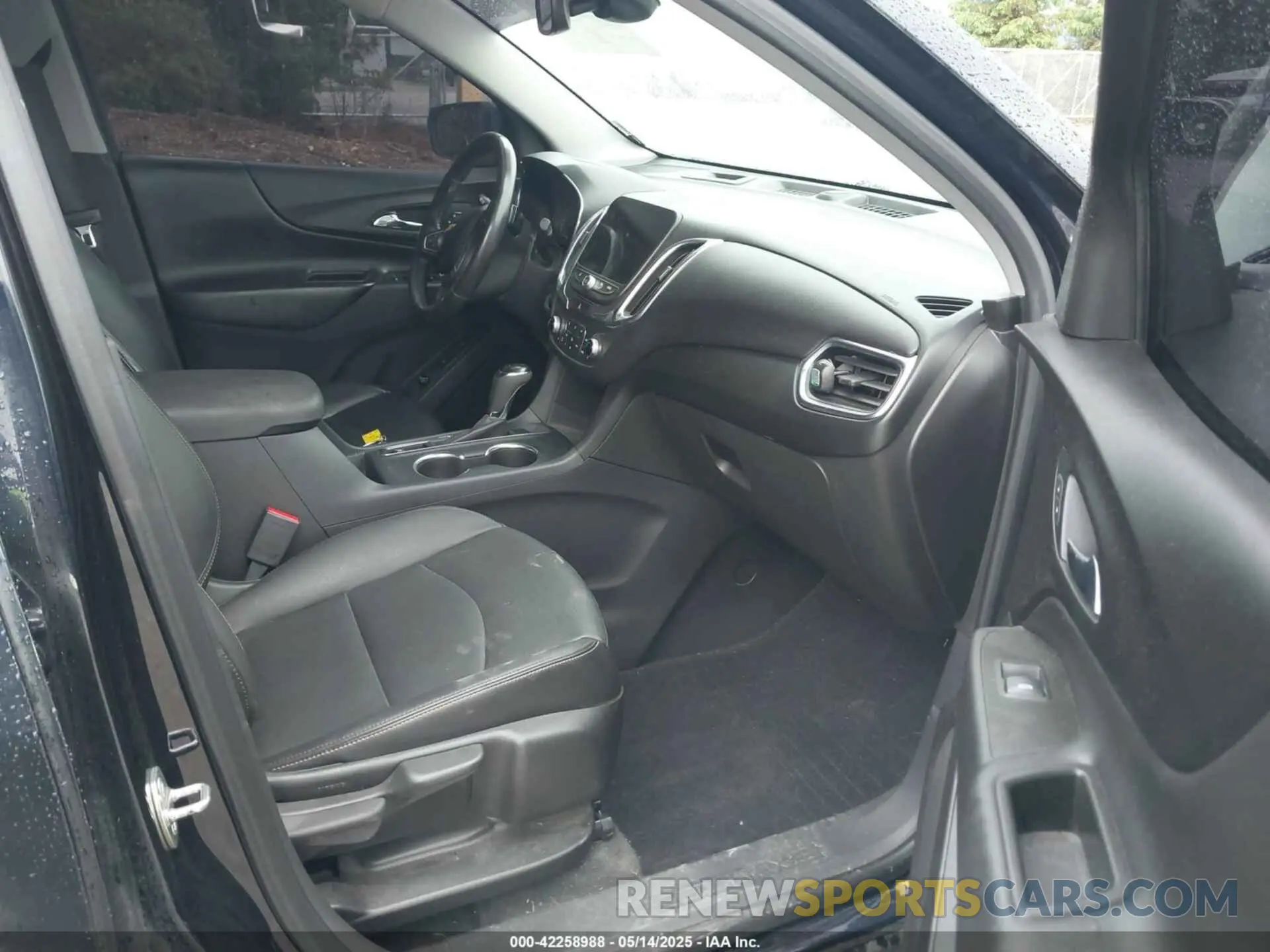 5 Photograph of a damaged car 3GNAXKEV8LS735376 CHEVROLET EQUINOX 2020