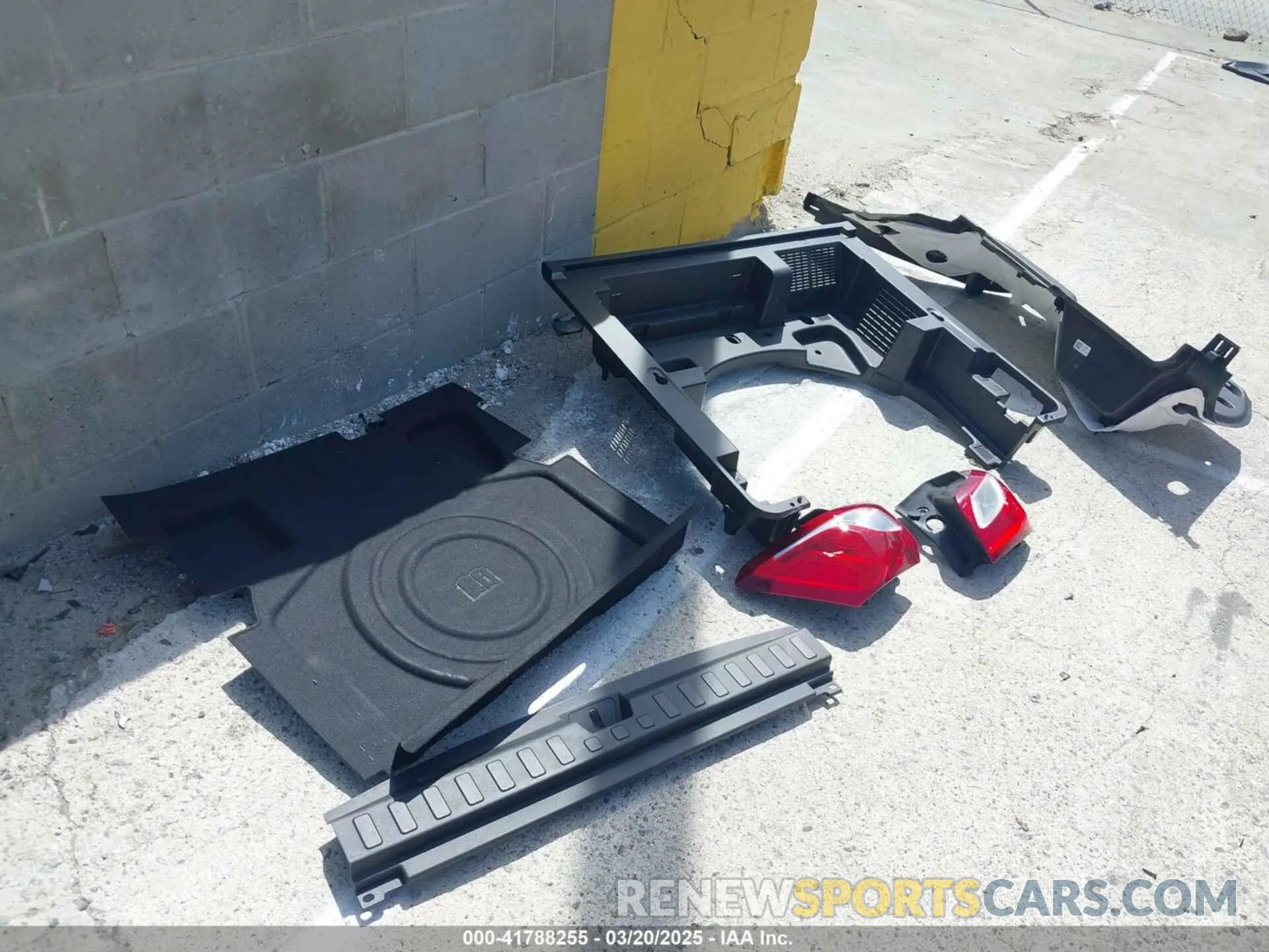 18 Photograph of a damaged car 3GNAXKEV9LL188824 CHEVROLET EQUINOX 2020