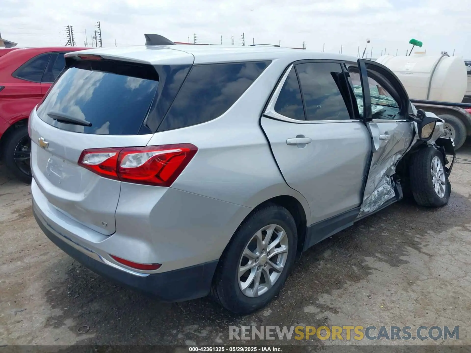 4 Photograph of a damaged car 3GNAXKEV9LS585469 CHEVROLET EQUINOX 2020
