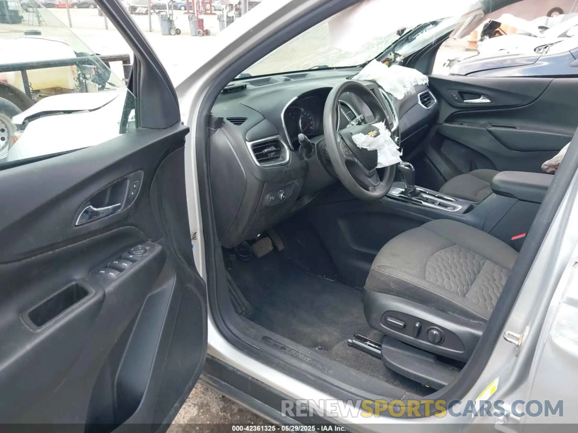 5 Photograph of a damaged car 3GNAXKEV9LS585469 CHEVROLET EQUINOX 2020