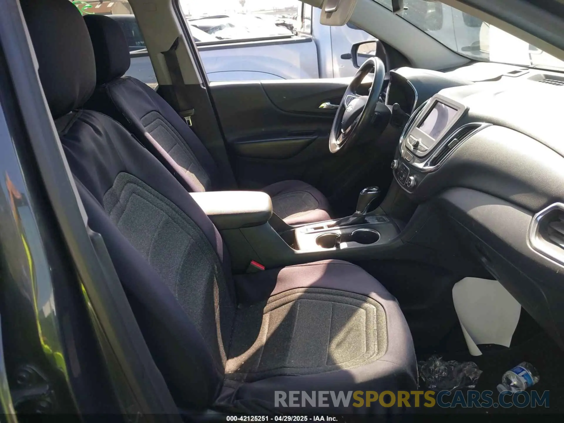5 Photograph of a damaged car 3GNAXLEX0LS591183 CHEVROLET EQUINOX 2020