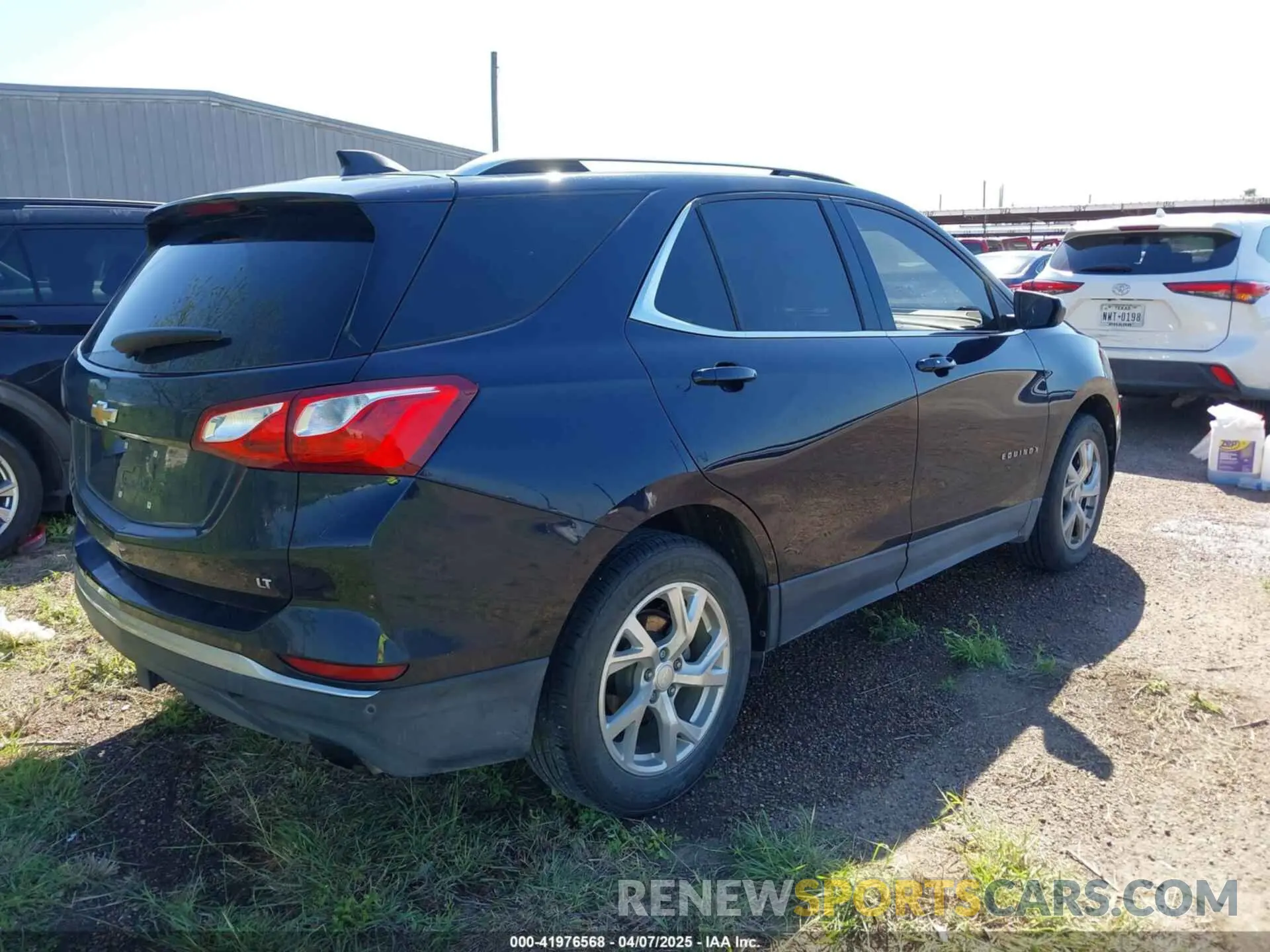 4 Photograph of a damaged car 3GNAXLEX1LS631299 CHEVROLET EQUINOX 2020