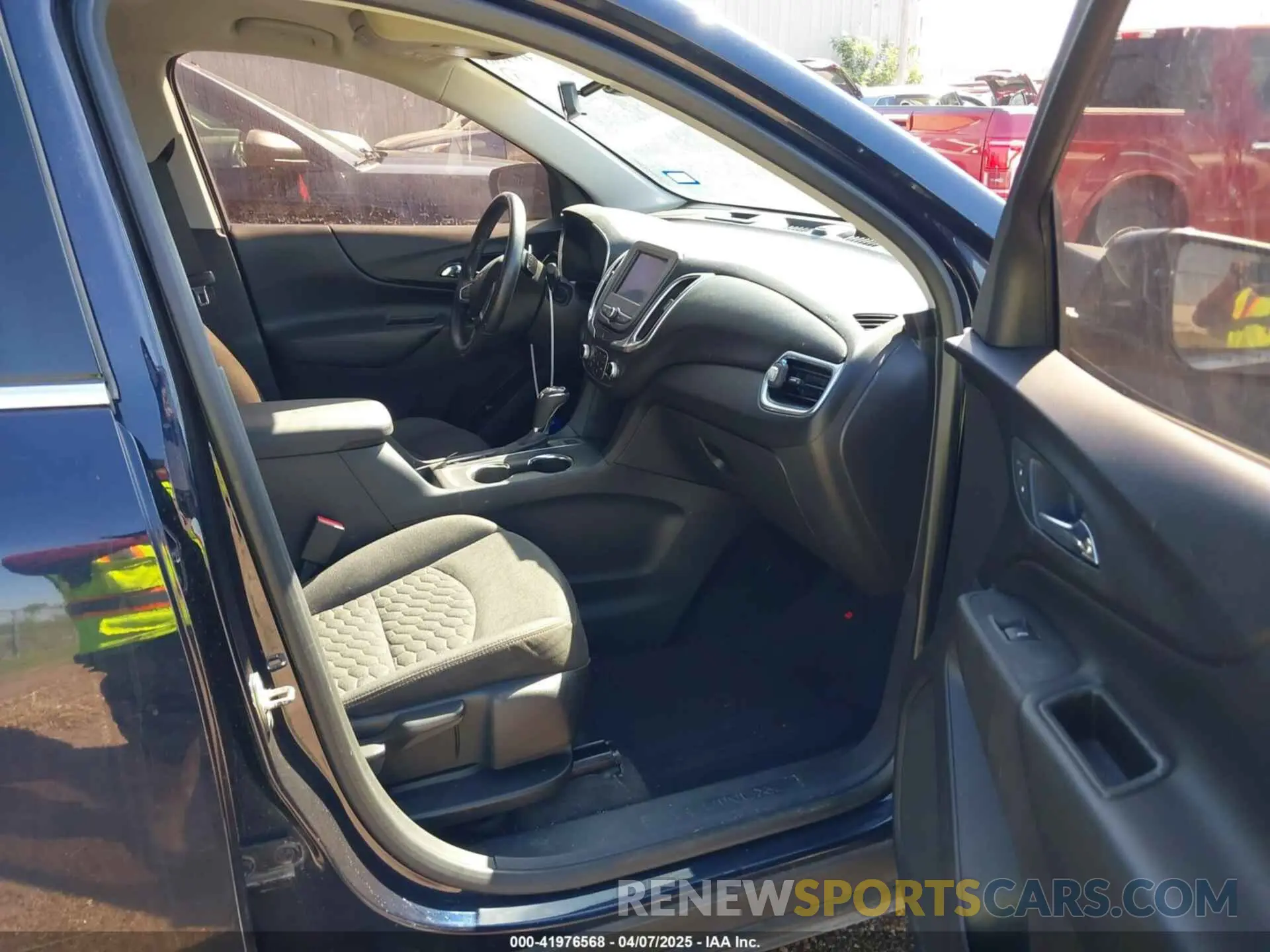 5 Photograph of a damaged car 3GNAXLEX1LS631299 CHEVROLET EQUINOX 2020