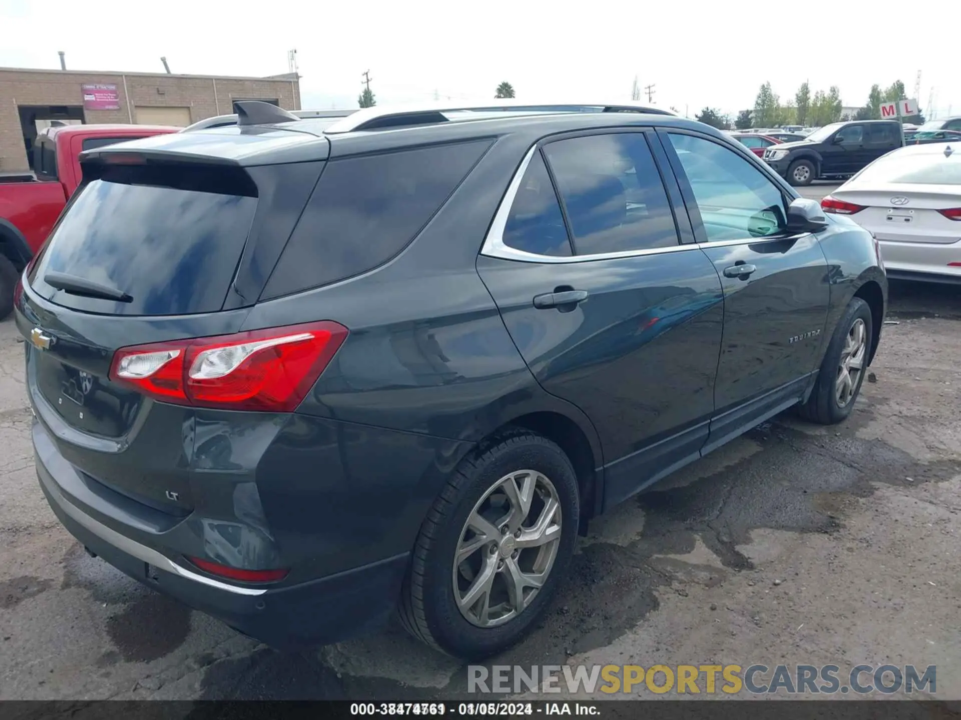4 Photograph of a damaged car 3GNAXLEX5LS592460 CHEVROLET EQUINOX 2020