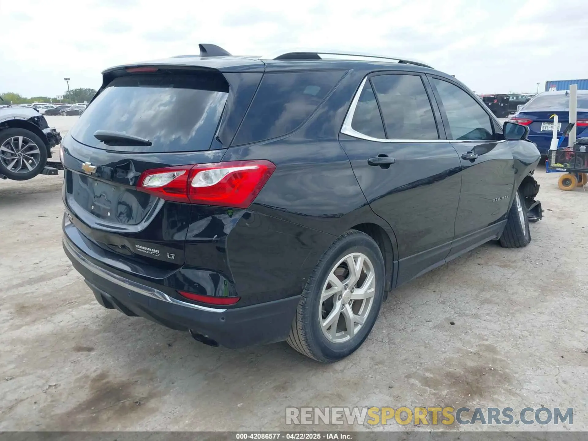 4 Photograph of a damaged car 3GNAXLEX6LL315262 CHEVROLET EQUINOX 2020