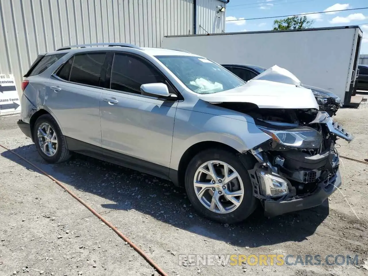 4 Photograph of a damaged car 3GNAXLEX8LS591335 CHEVROLET EQUINOX 2020