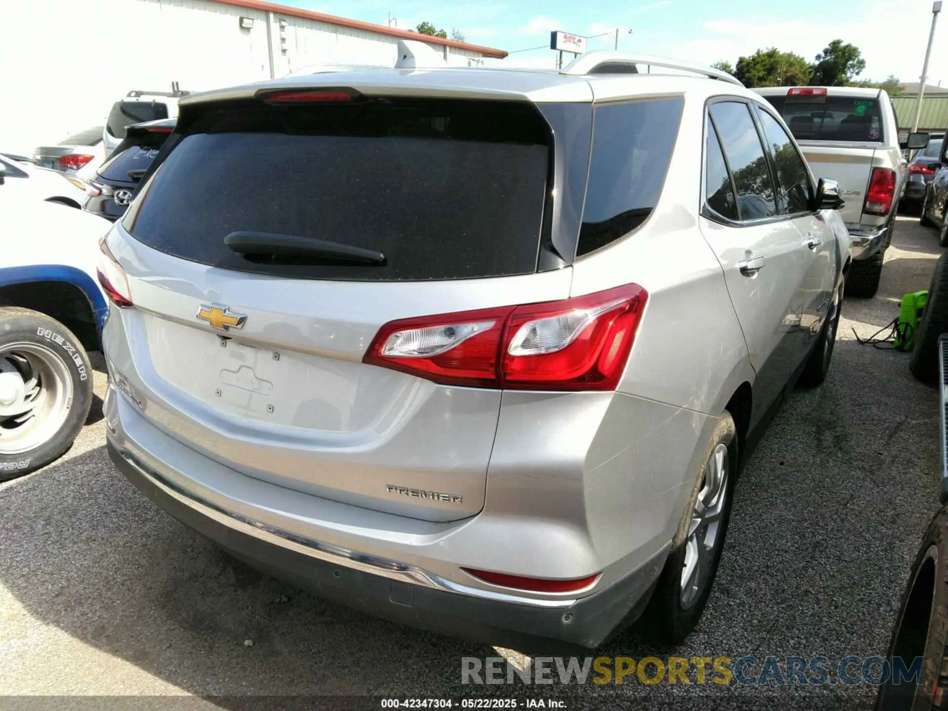 4 Photograph of a damaged car 3GNAXNEV9LS556040 CHEVROLET EQUINOX 2020
