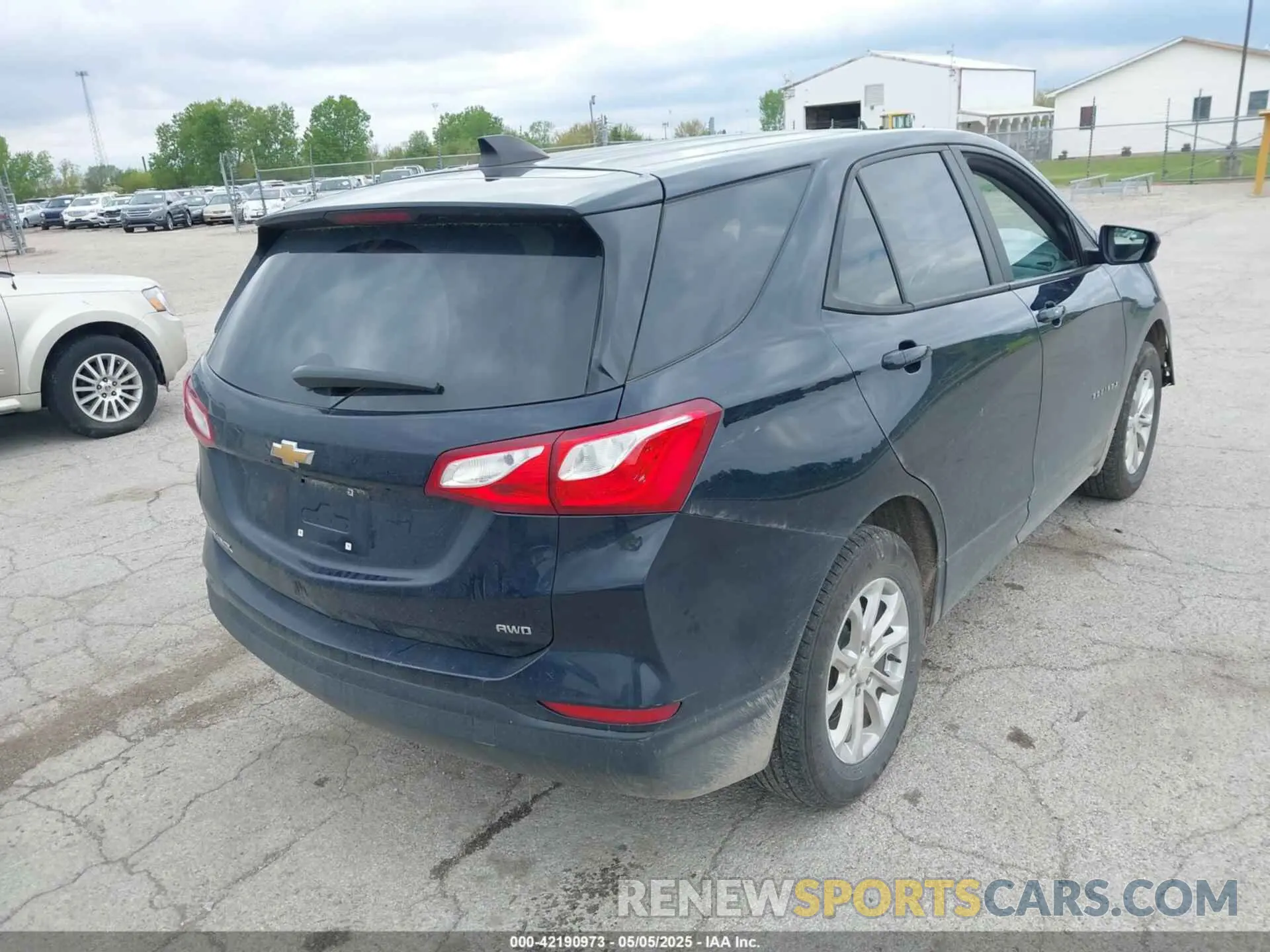 4 Photograph of a damaged car 3GNAXSEV4LS639308 CHEVROLET EQUINOX 2020
