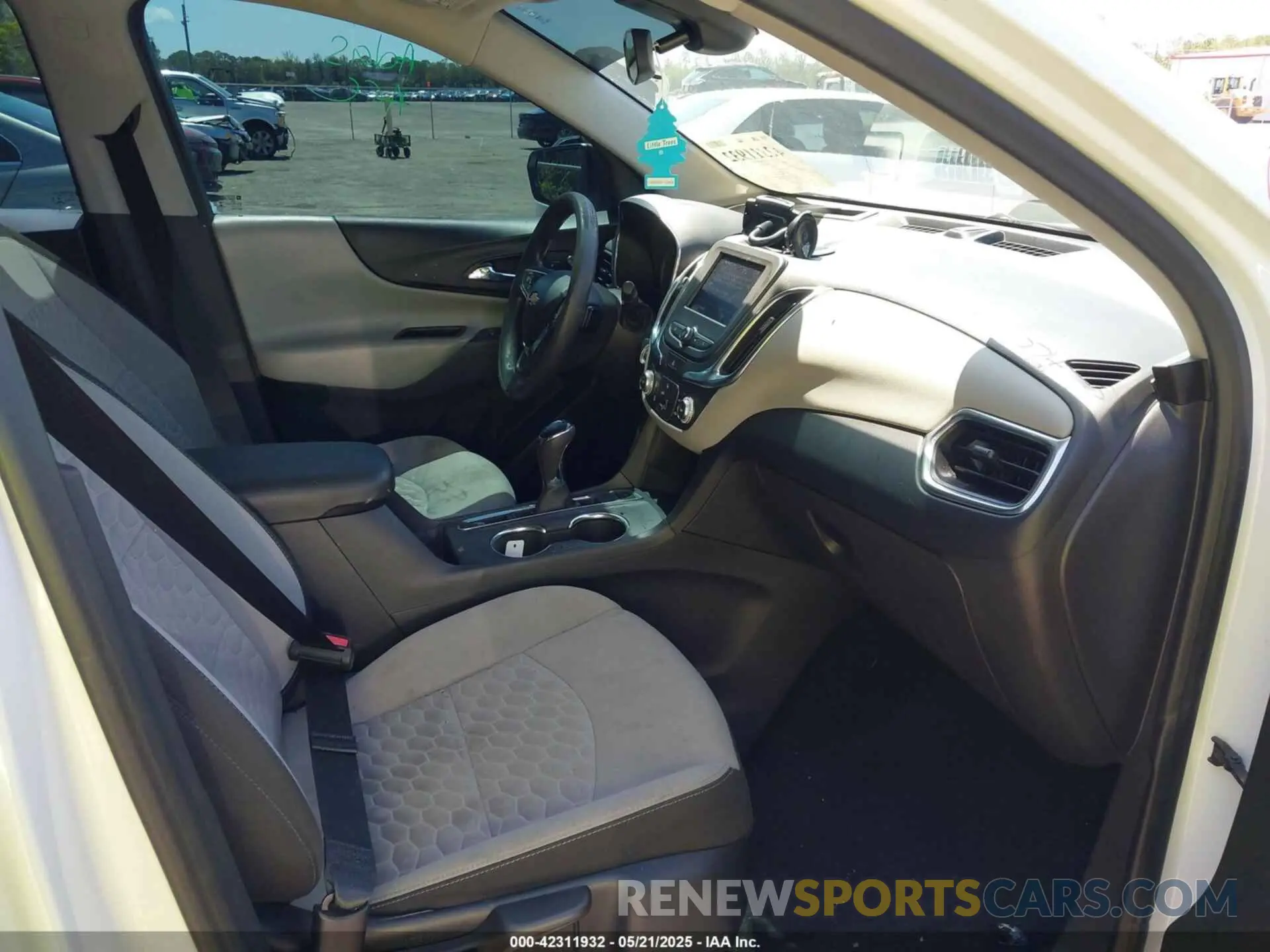 5 Photograph of a damaged car 3GNAXSEV8LS709523 CHEVROLET EQUINOX 2020