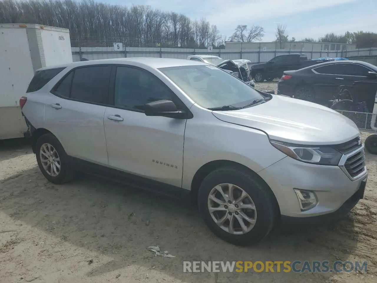 4 Photograph of a damaged car 3GNAXSEV9LS649123 CHEVROLET EQUINOX 2020