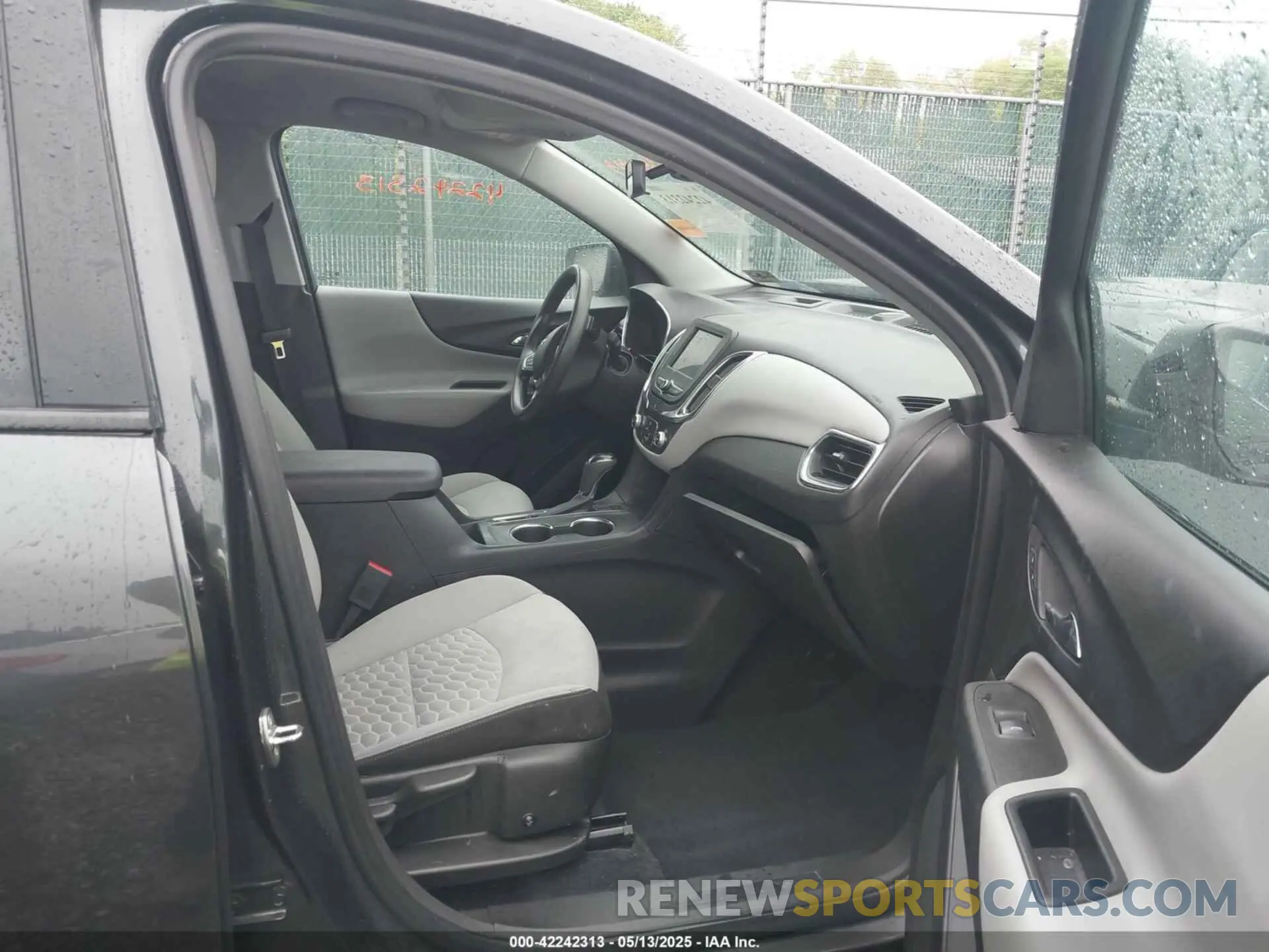 5 Photograph of a damaged car 3GNAXSEV9LS660980 CHEVROLET EQUINOX 2020