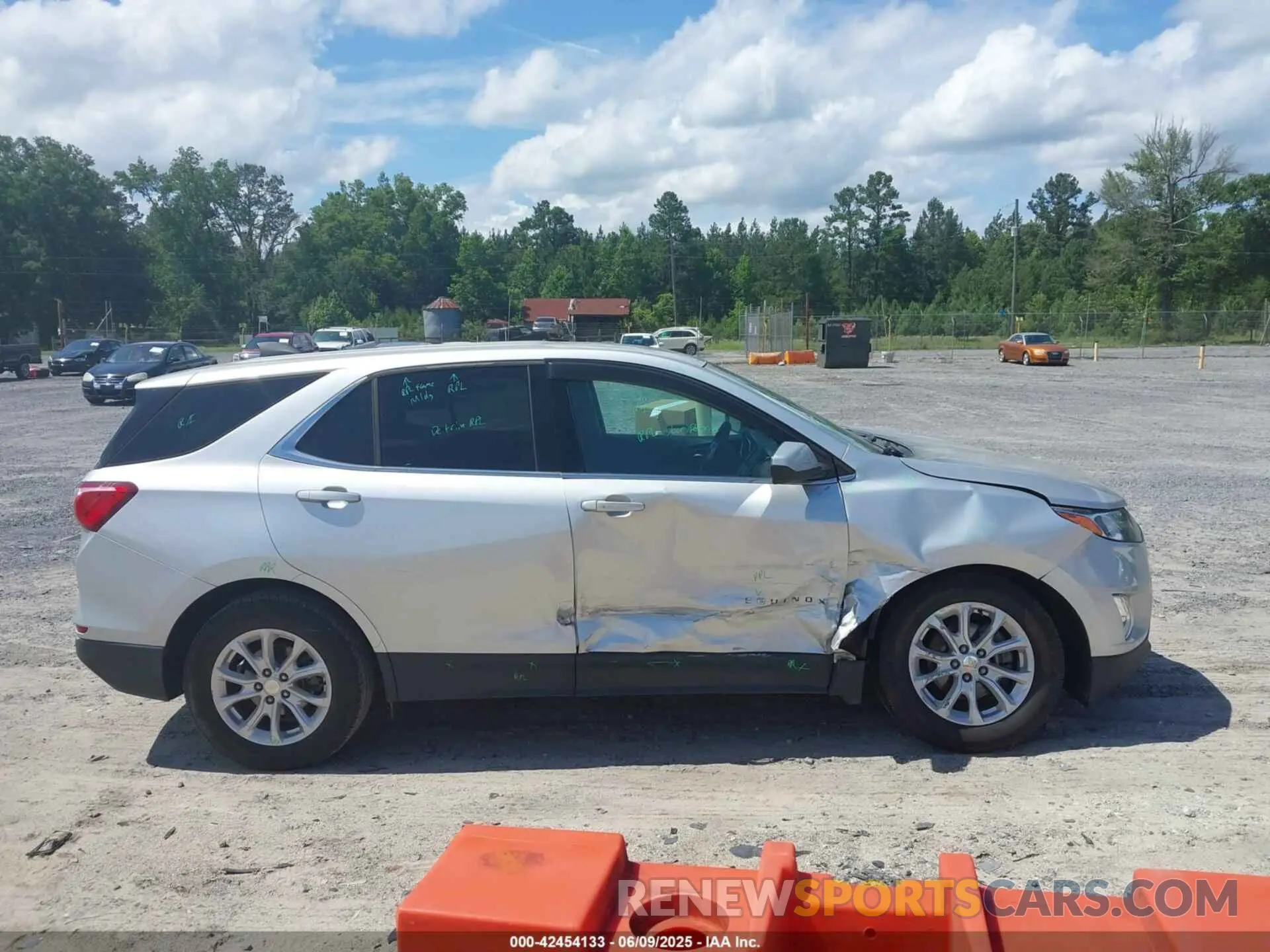 13 Photograph of a damaged car 3GNAXUEV0LS528184 CHEVROLET EQUINOX 2020