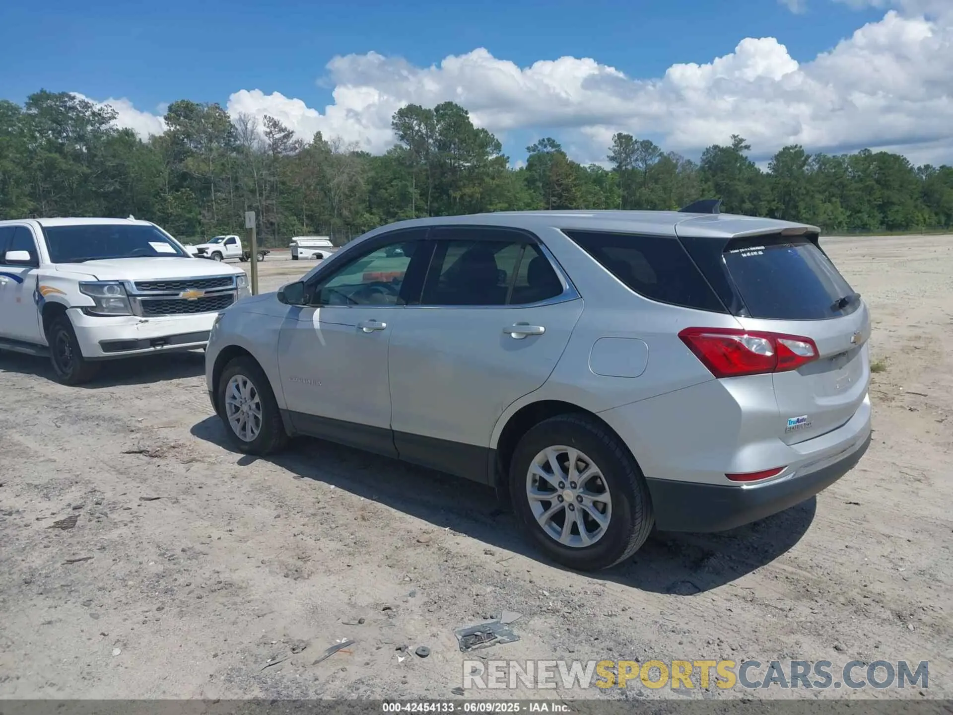 3 Photograph of a damaged car 3GNAXUEV0LS528184 CHEVROLET EQUINOX 2020