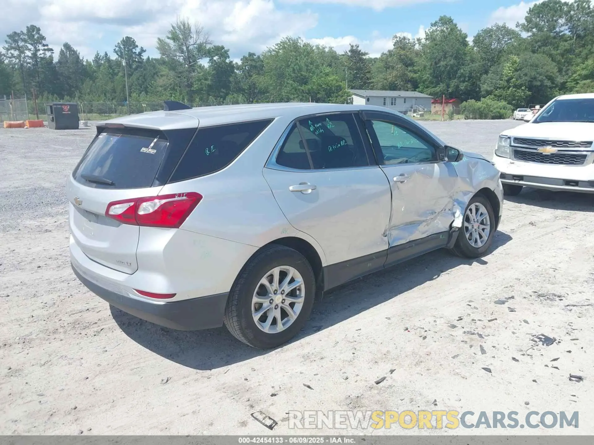 4 Photograph of a damaged car 3GNAXUEV0LS528184 CHEVROLET EQUINOX 2020